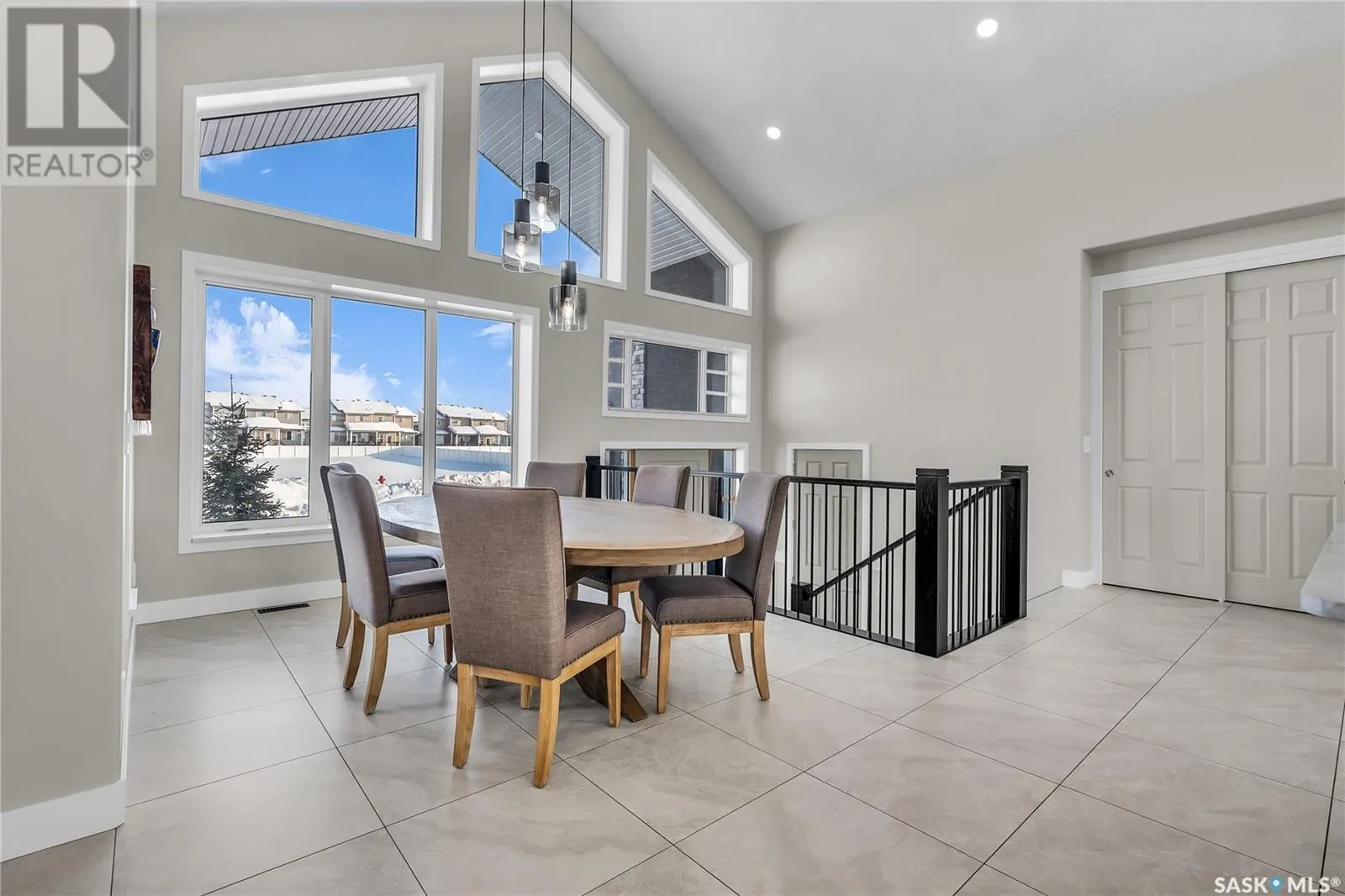 9 Loewen COURT