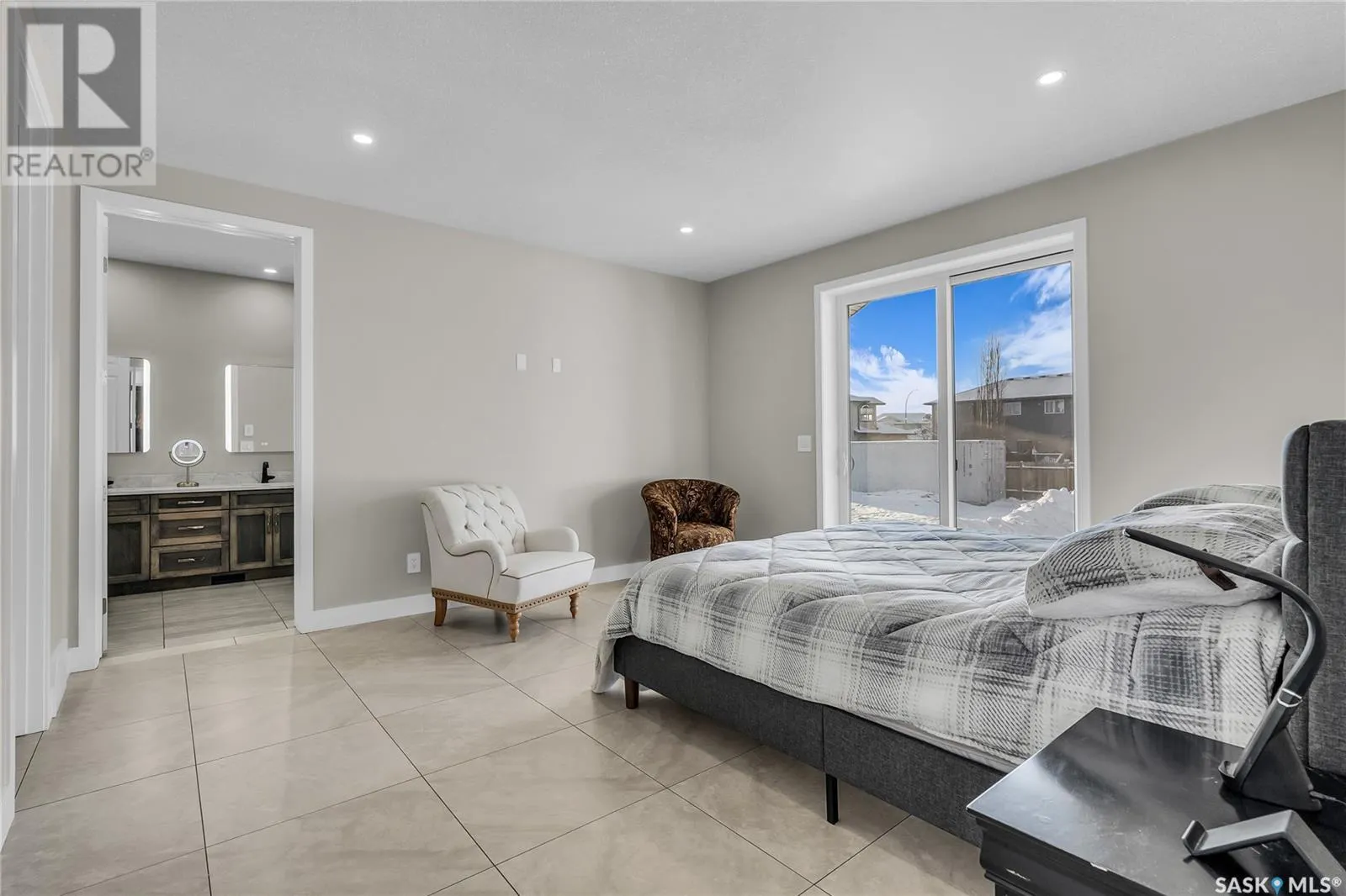 9 Loewen COURT