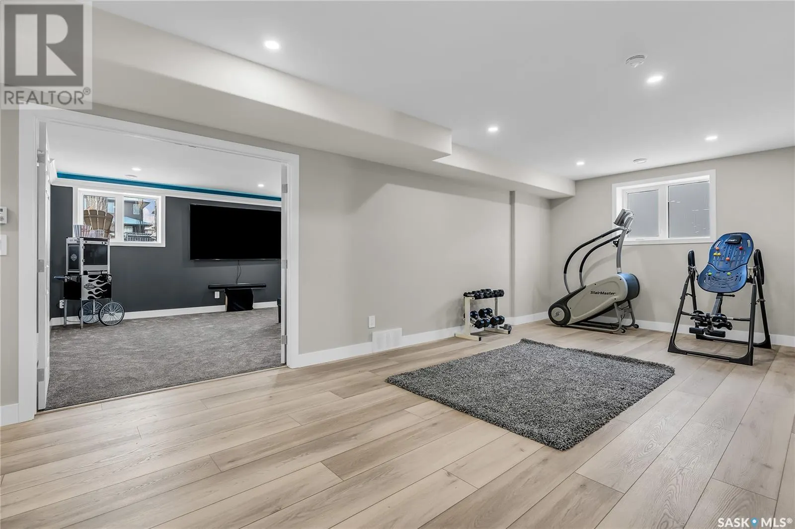 9 Loewen COURT