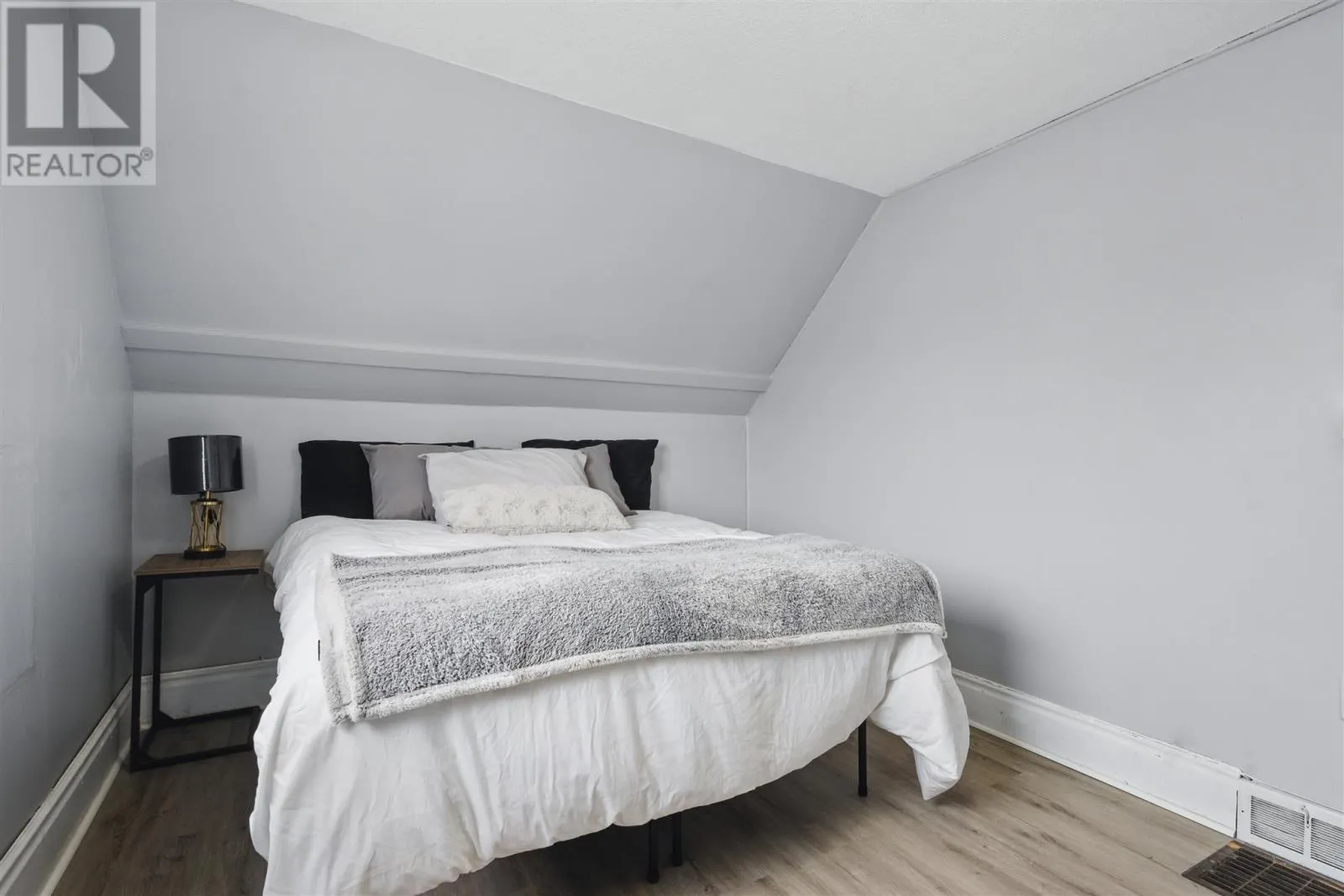 119 Grosvenor AVE
