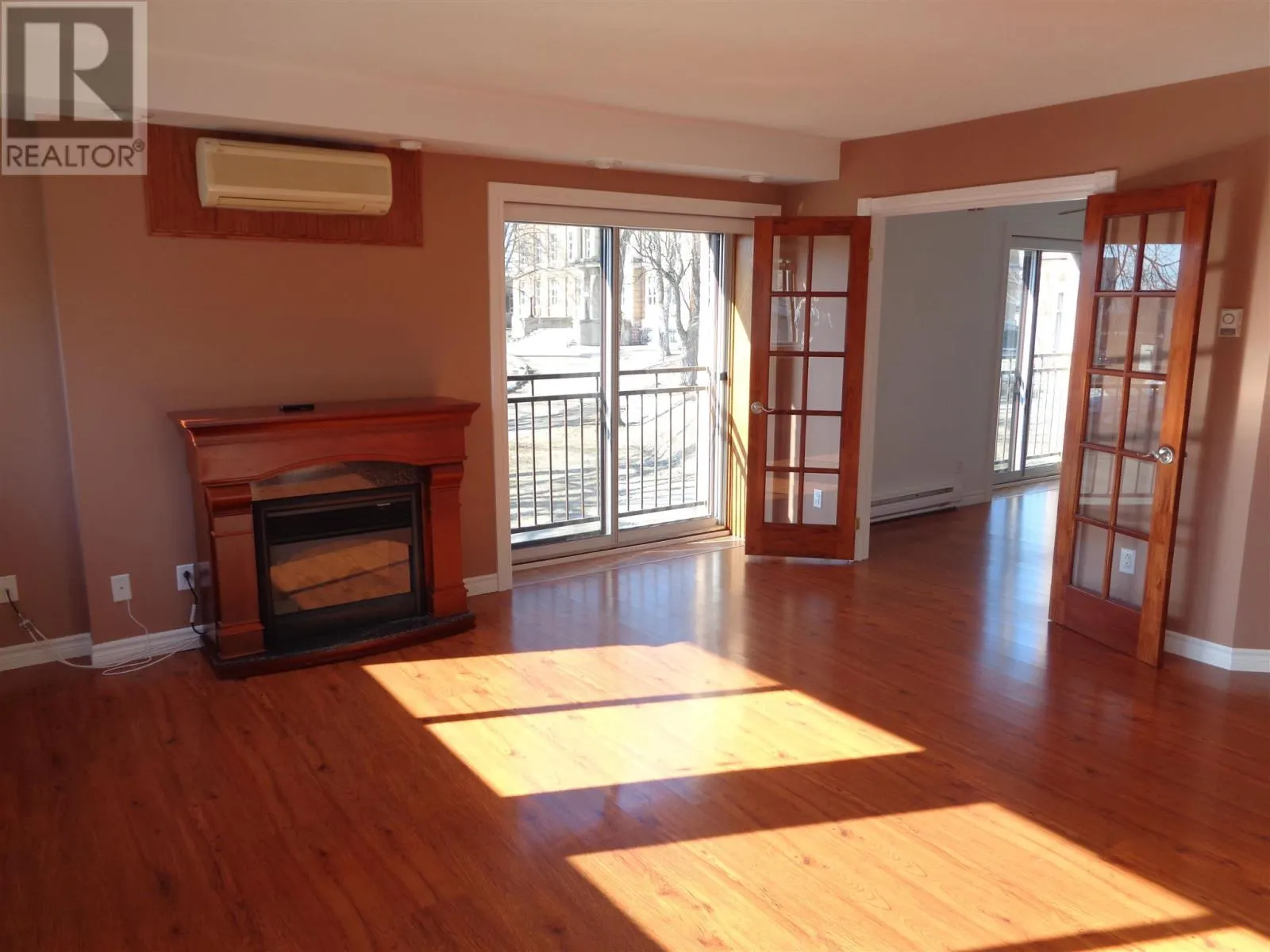 446-450 Queen ST E