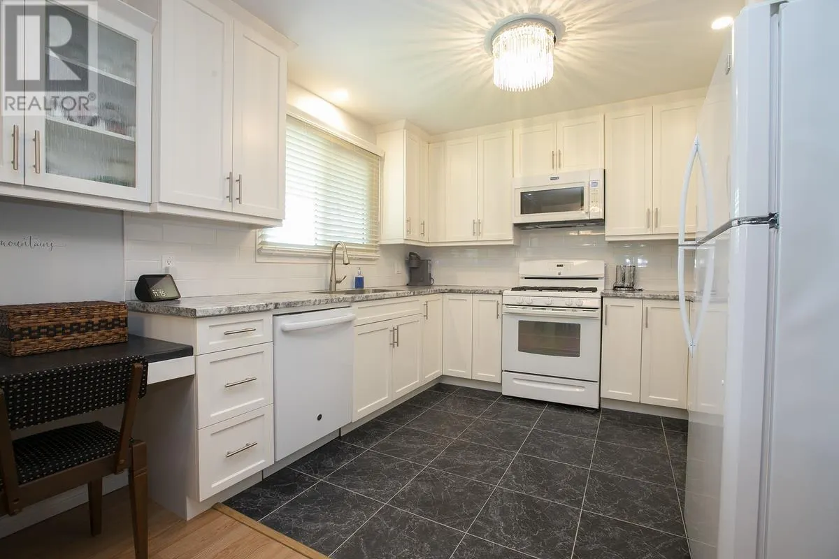 17 Wawanosh AVE