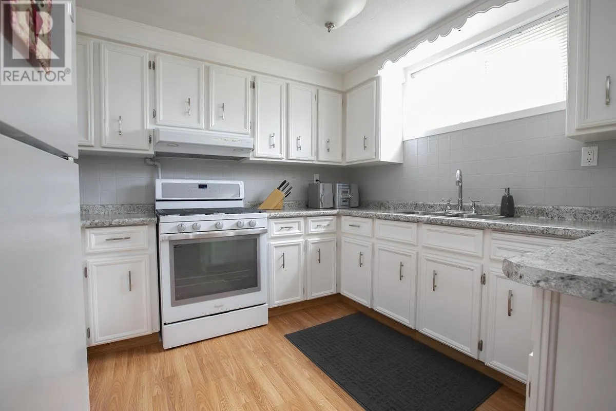 17 Wawanosh AVE