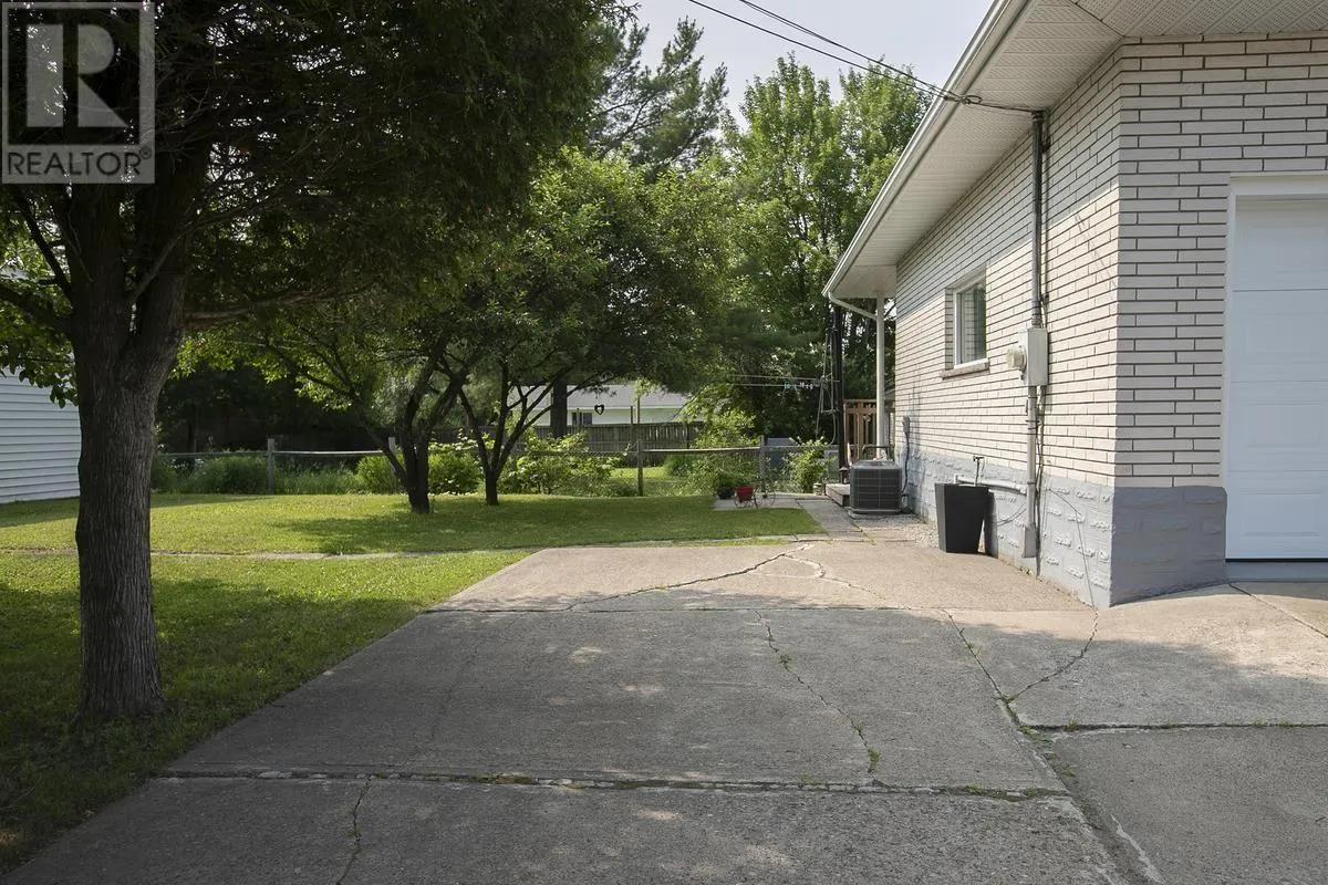 17 Wawanosh AVE