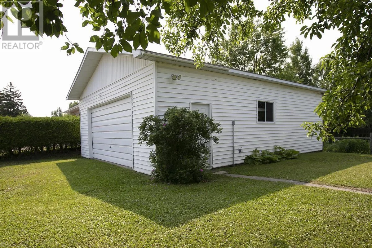 17 Wawanosh AVE