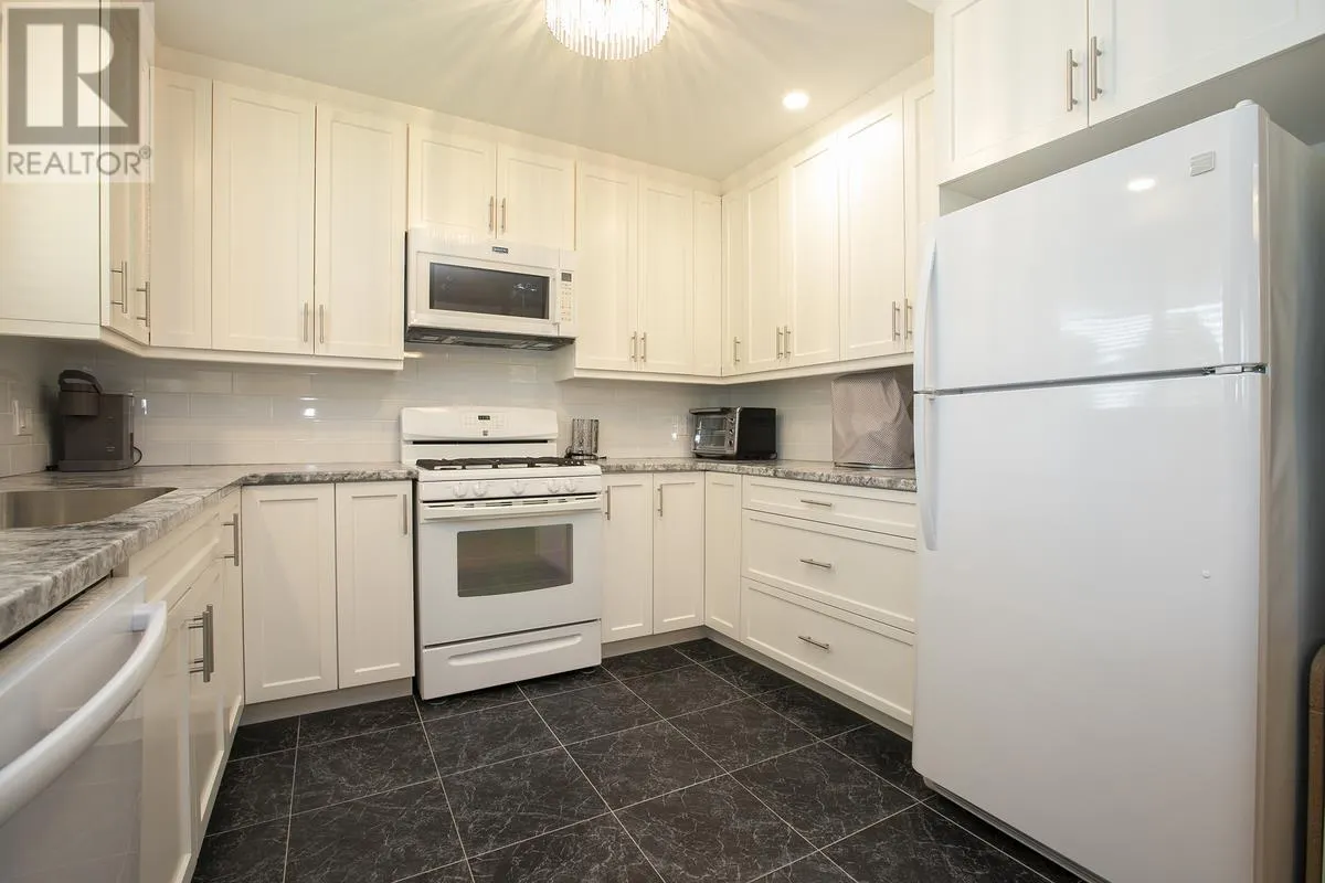 17 Wawanosh AVE