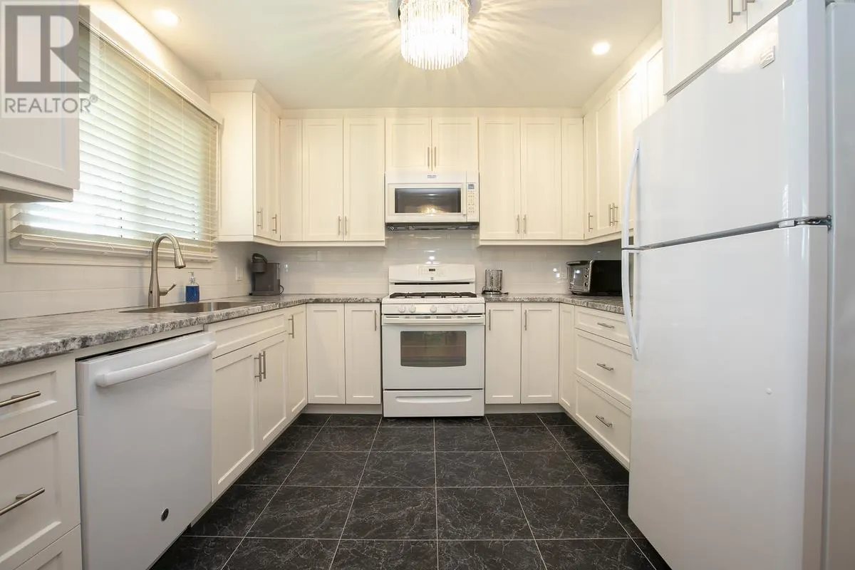 17 Wawanosh AVE