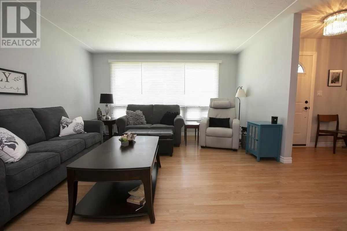 17 Wawanosh AVE