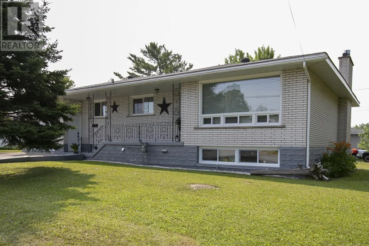 17 Wawanosh AVE