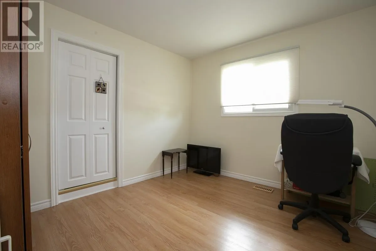 17 Wawanosh AVE