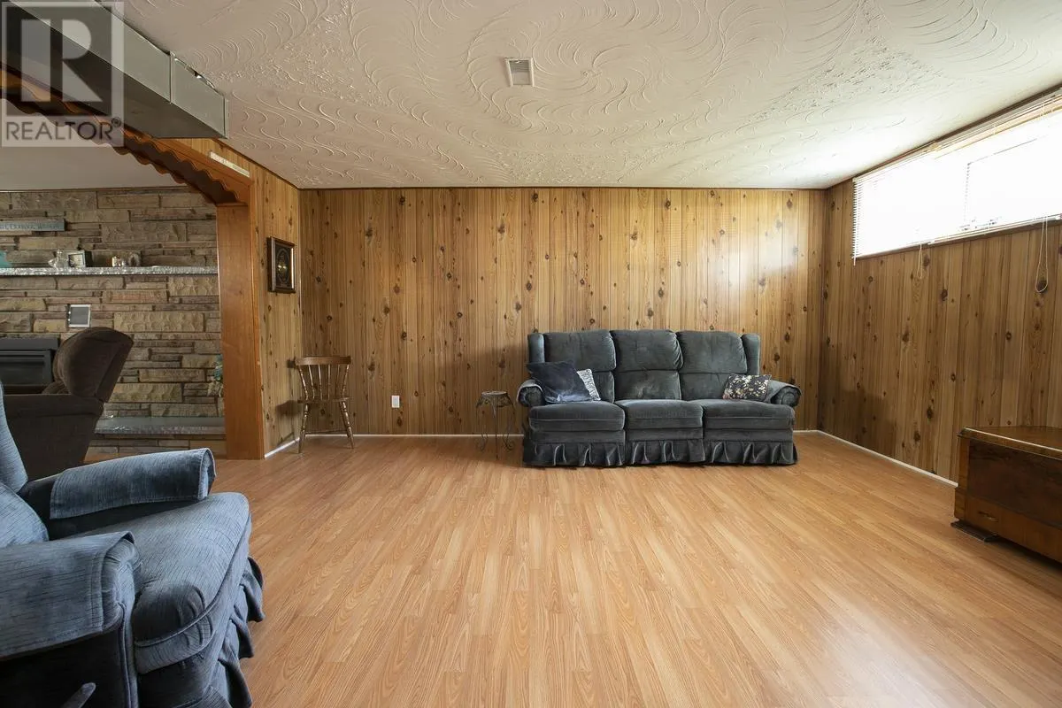 17 Wawanosh AVE