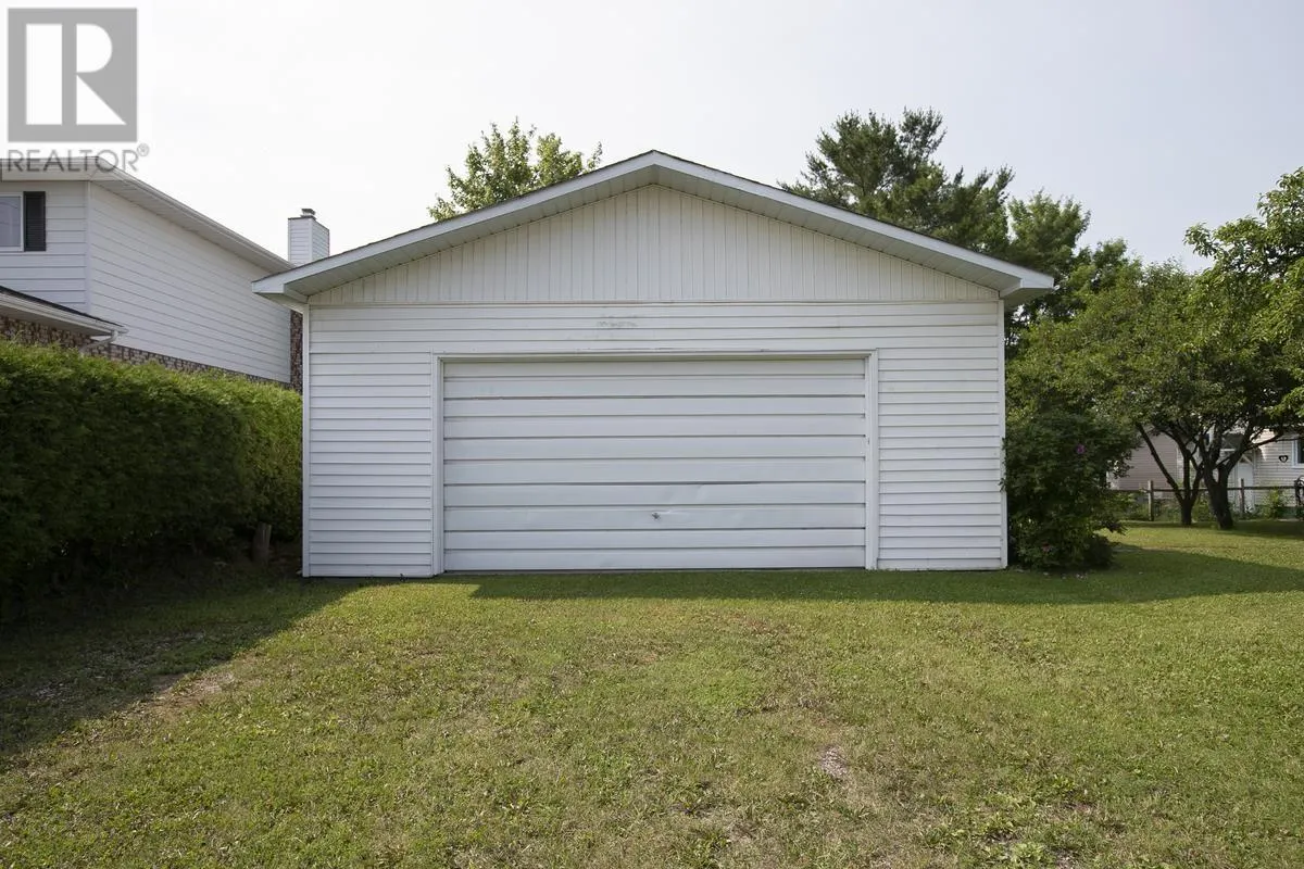 17 Wawanosh AVE