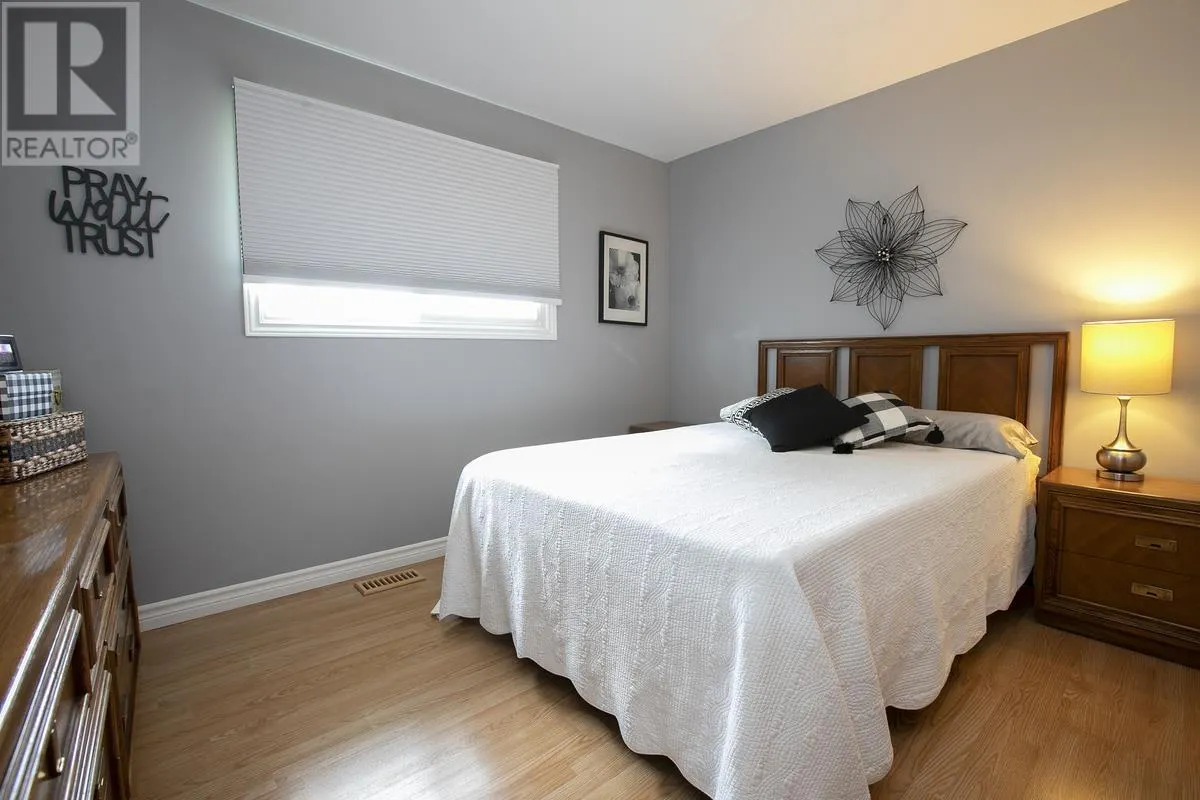 17 Wawanosh AVE