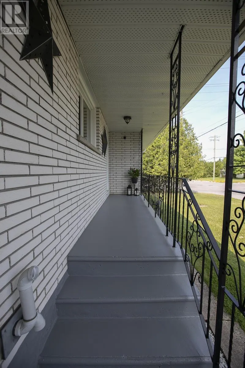 17 Wawanosh AVE