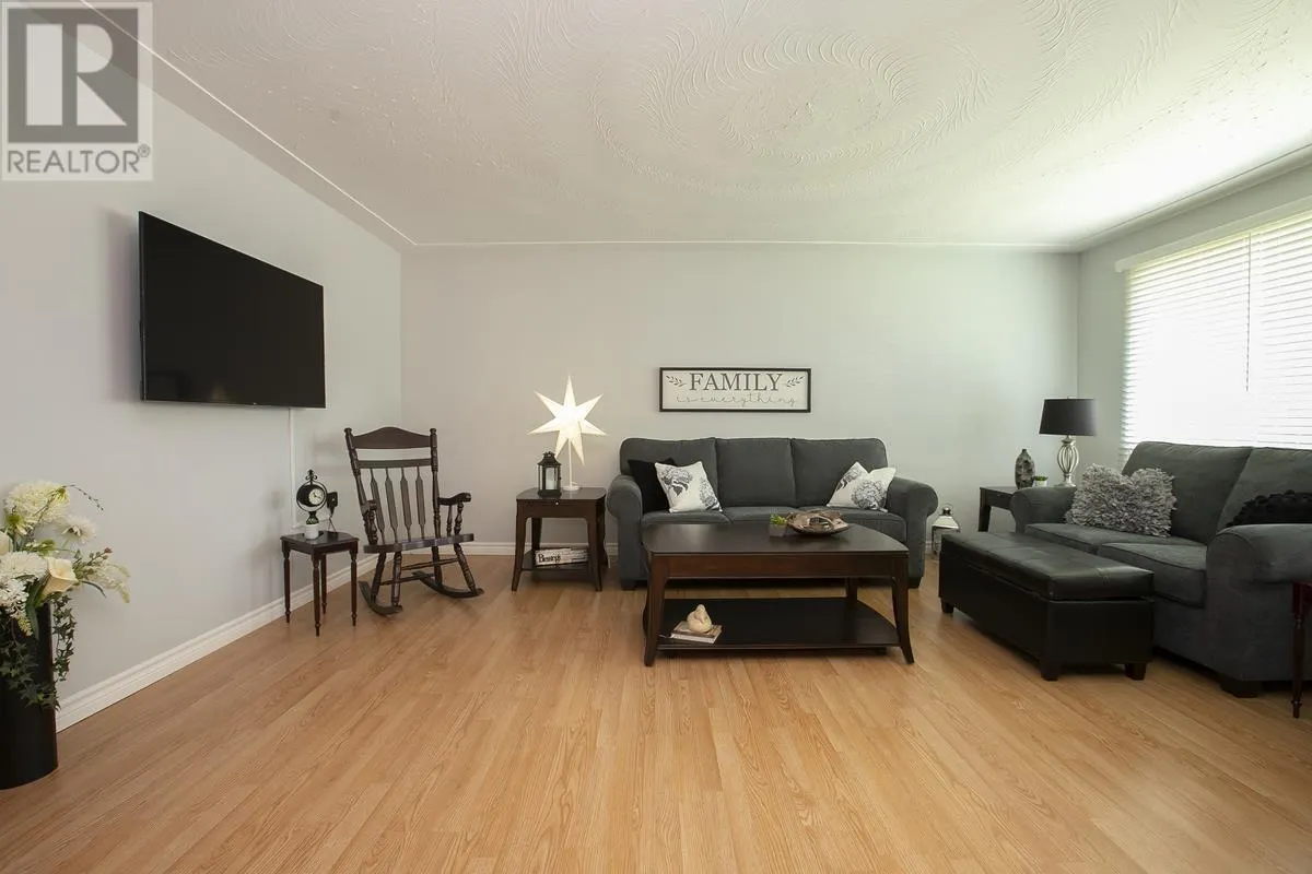 17 Wawanosh AVE