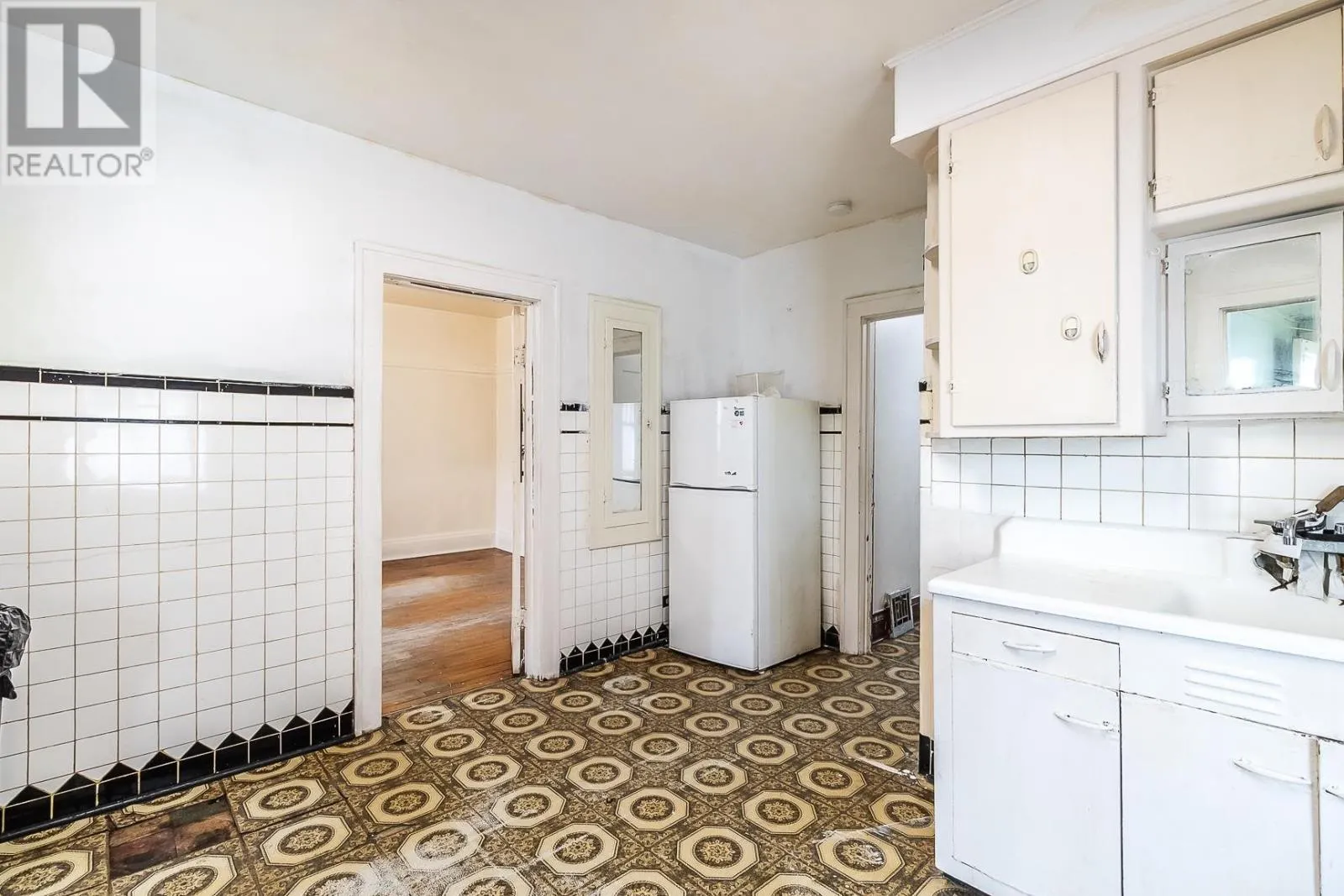 244 Albert ST W