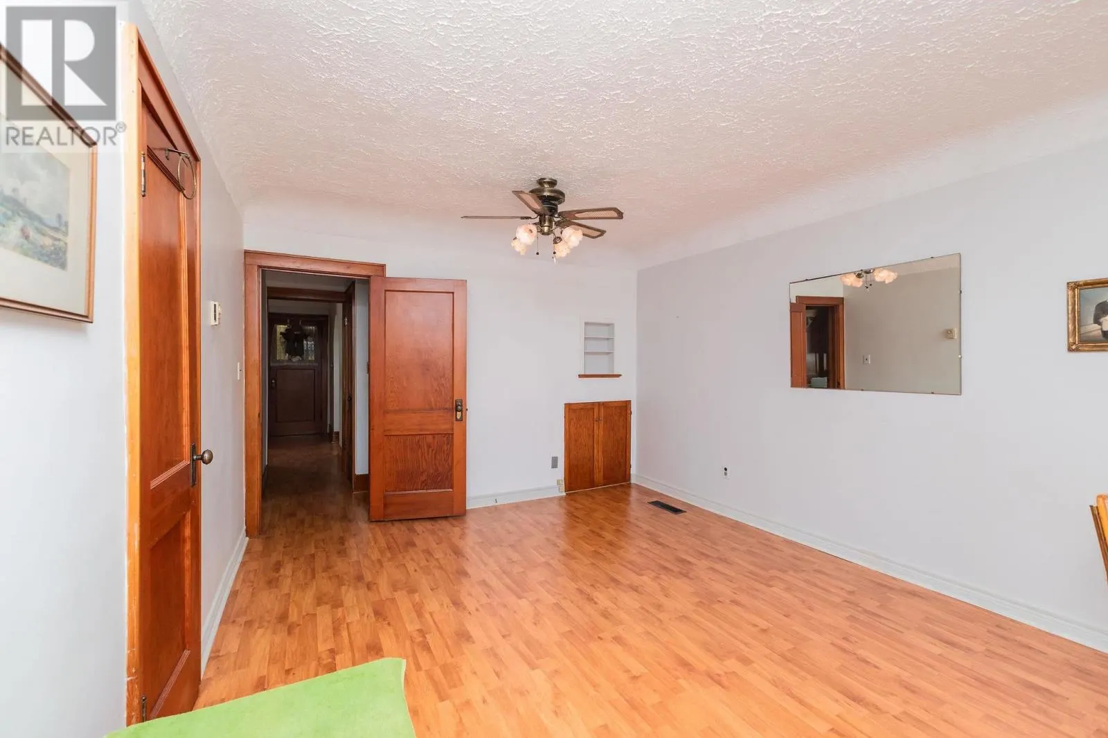 384 Laurier AVE