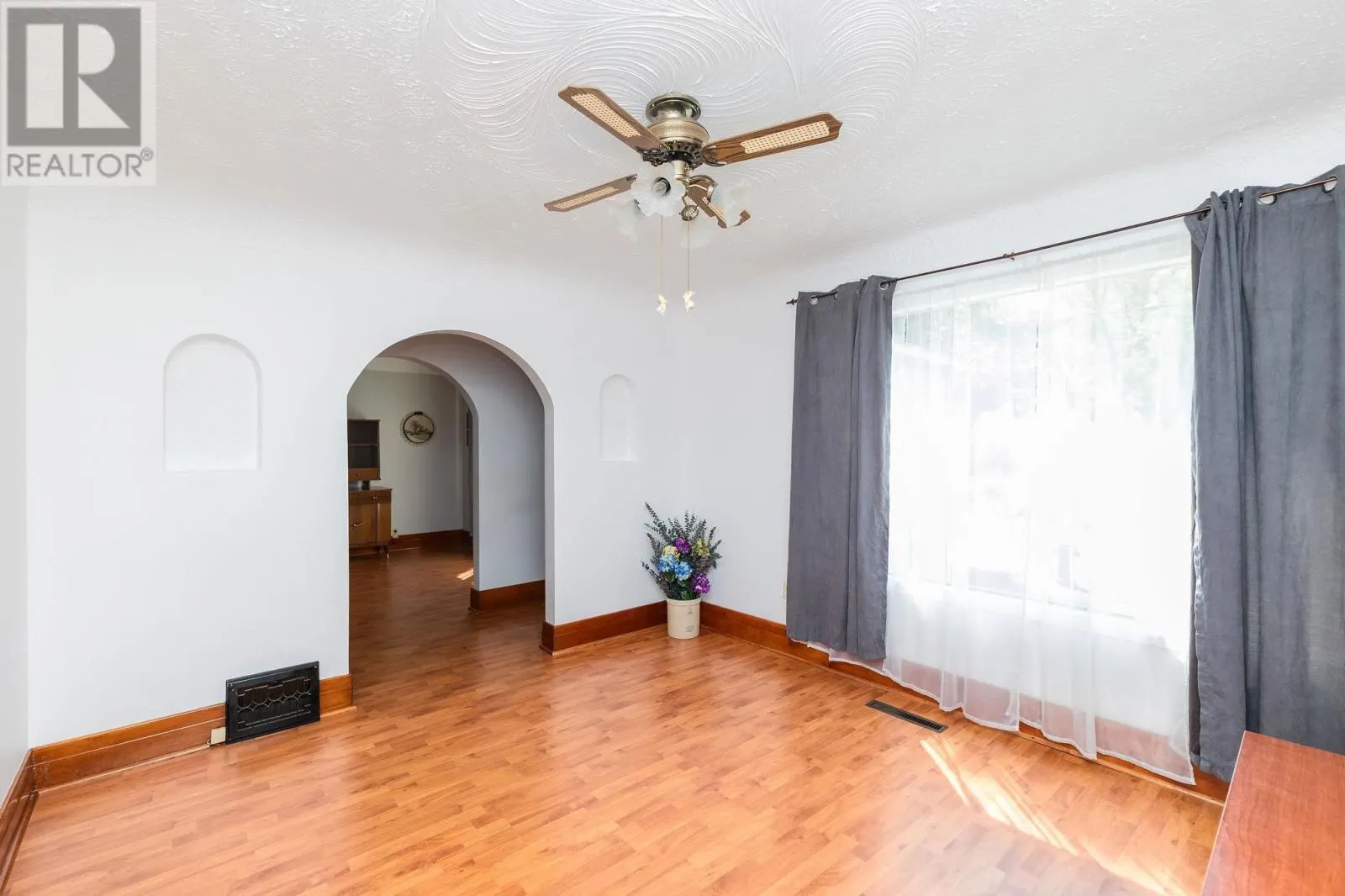 384 Laurier AVE