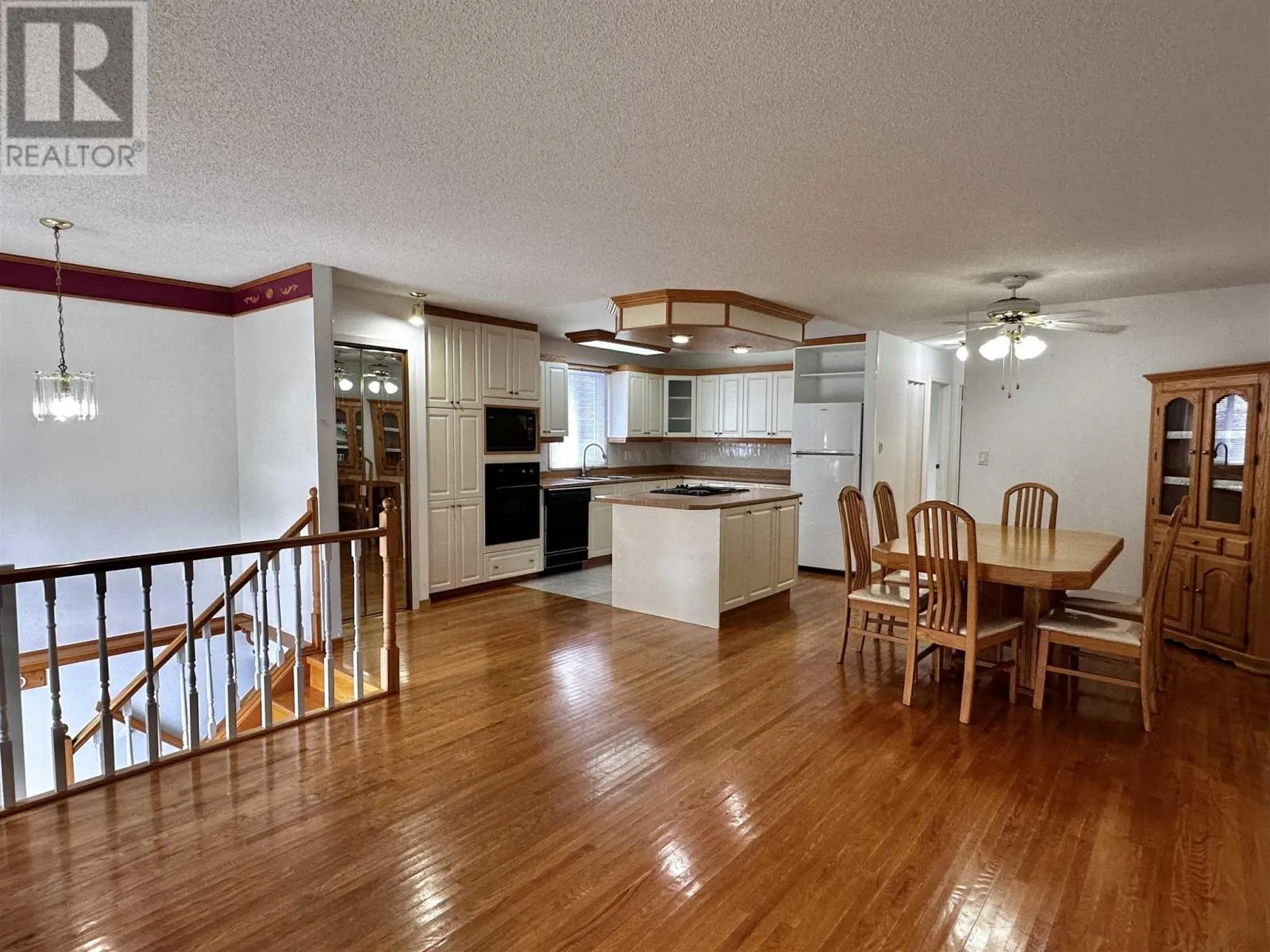 71 Lawrence AVE