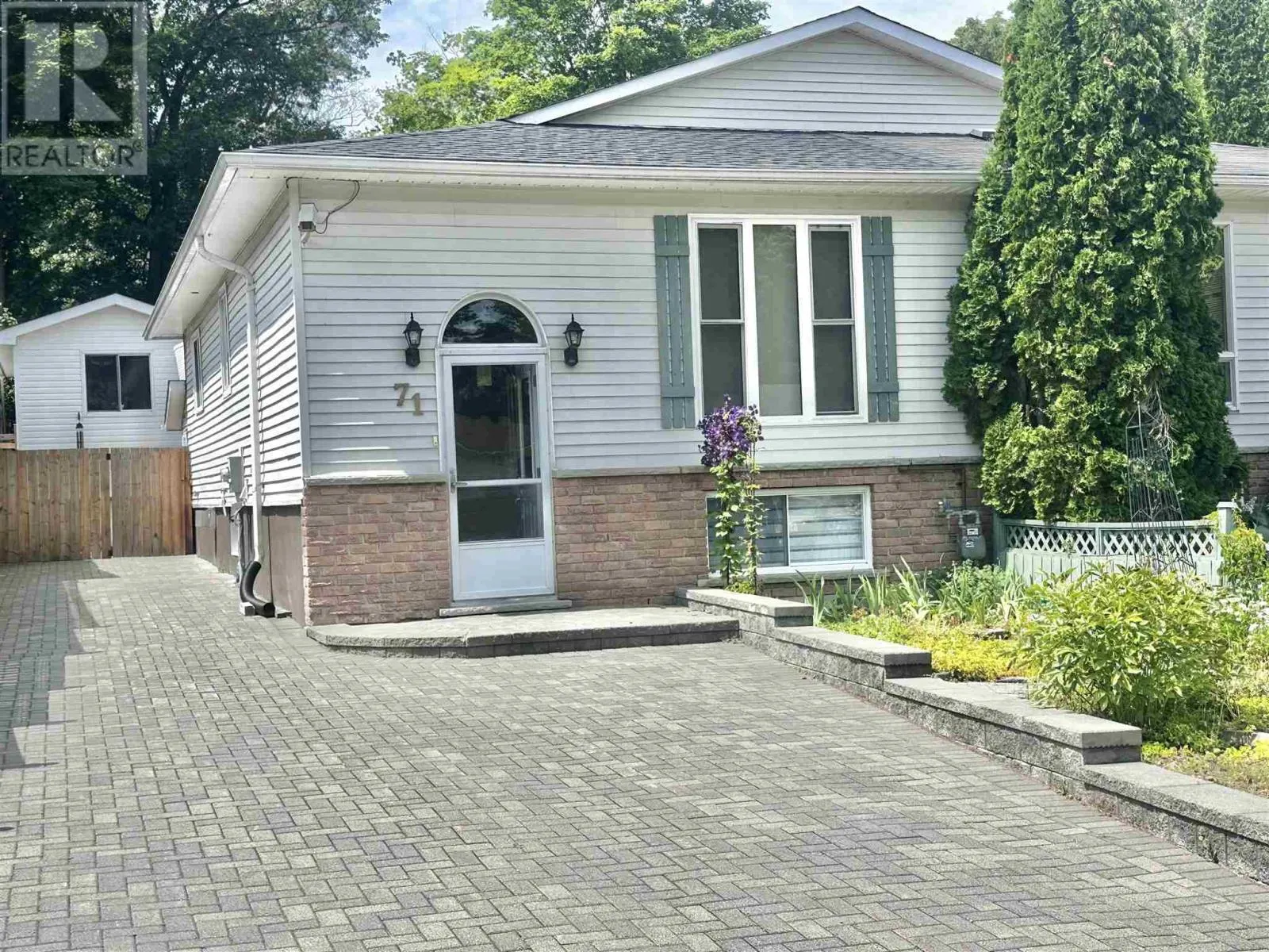 71 Lawrence AVE