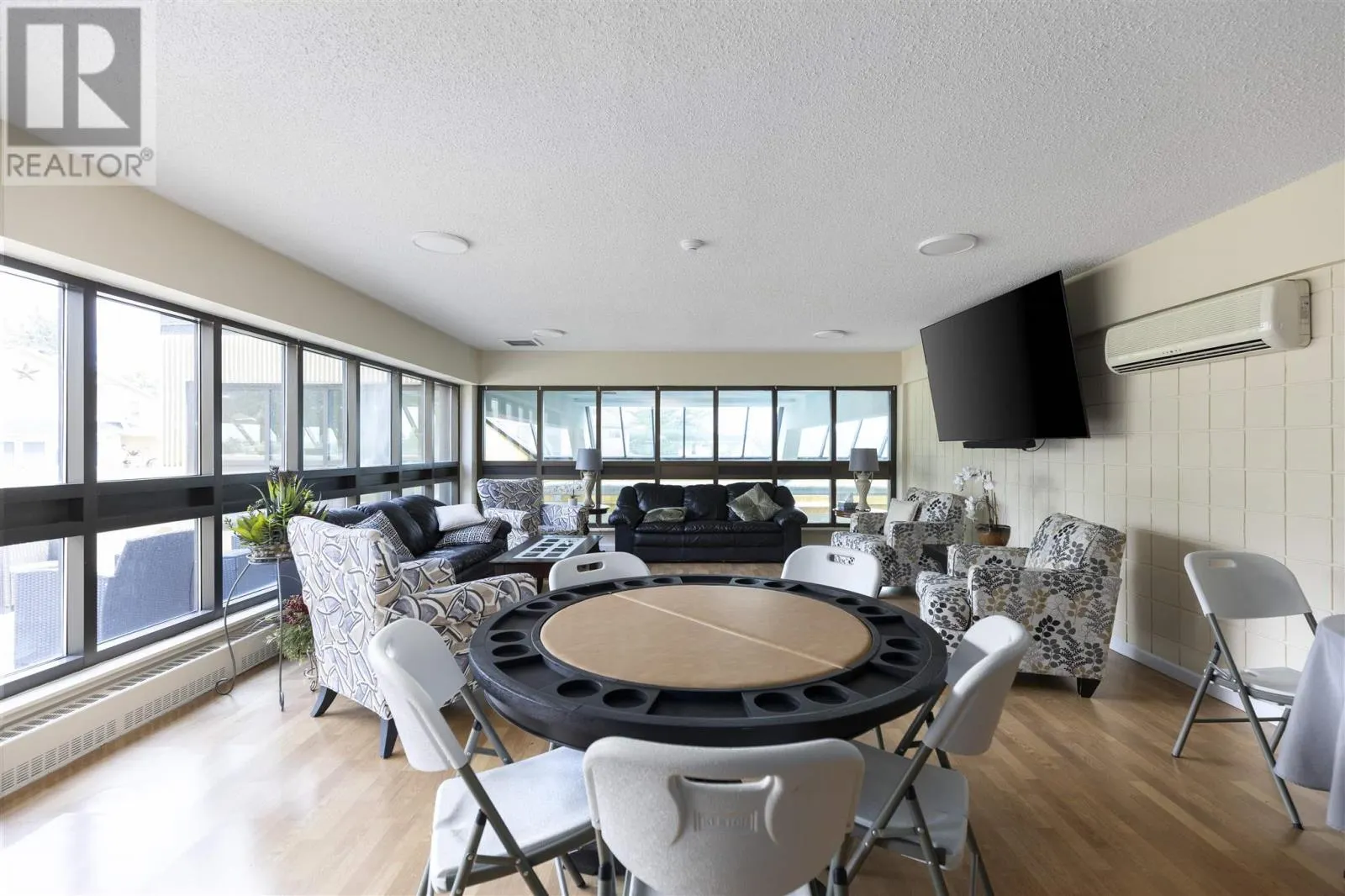 1139 Queen ST E # 902