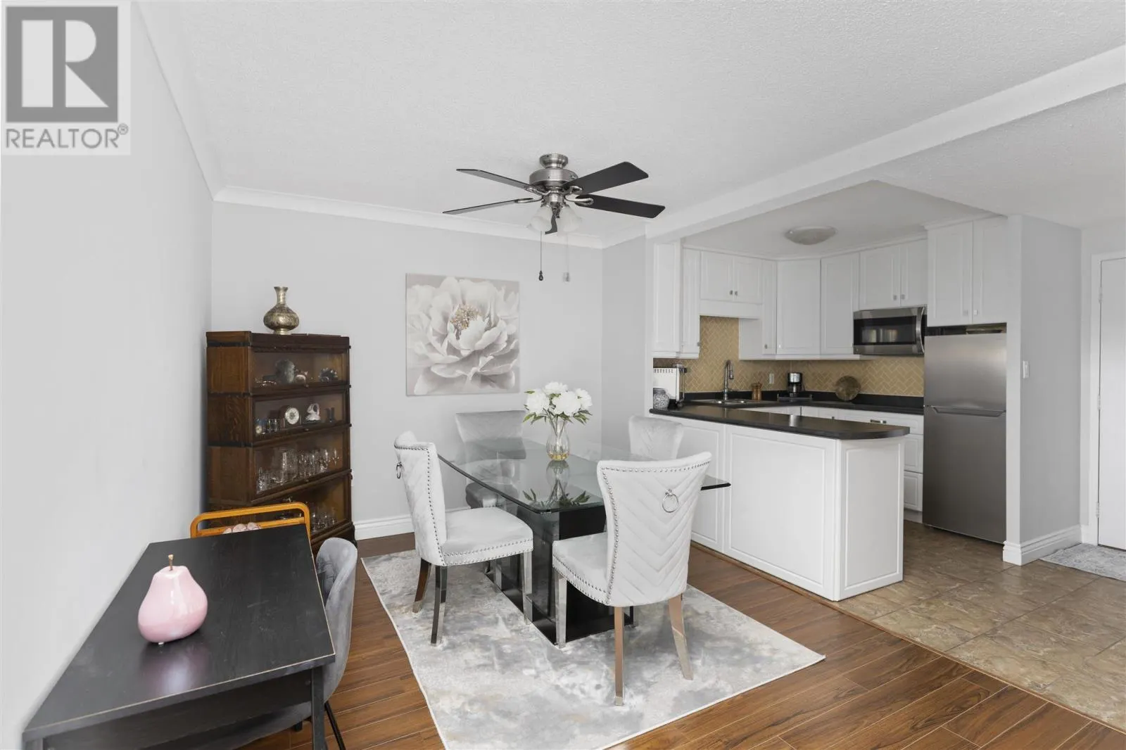 1139 Queen ST E # 902