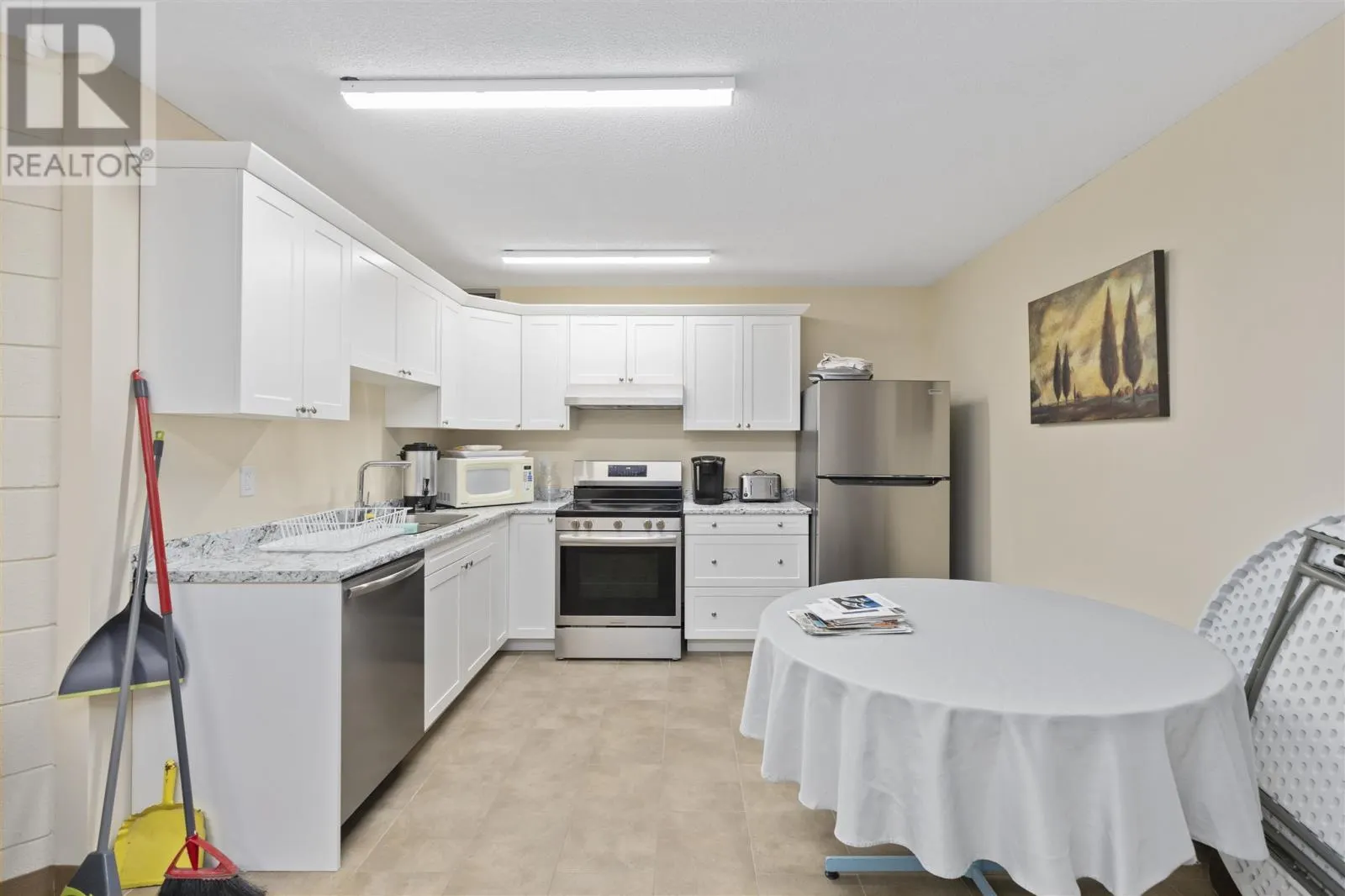 1139 Queen ST E # 902