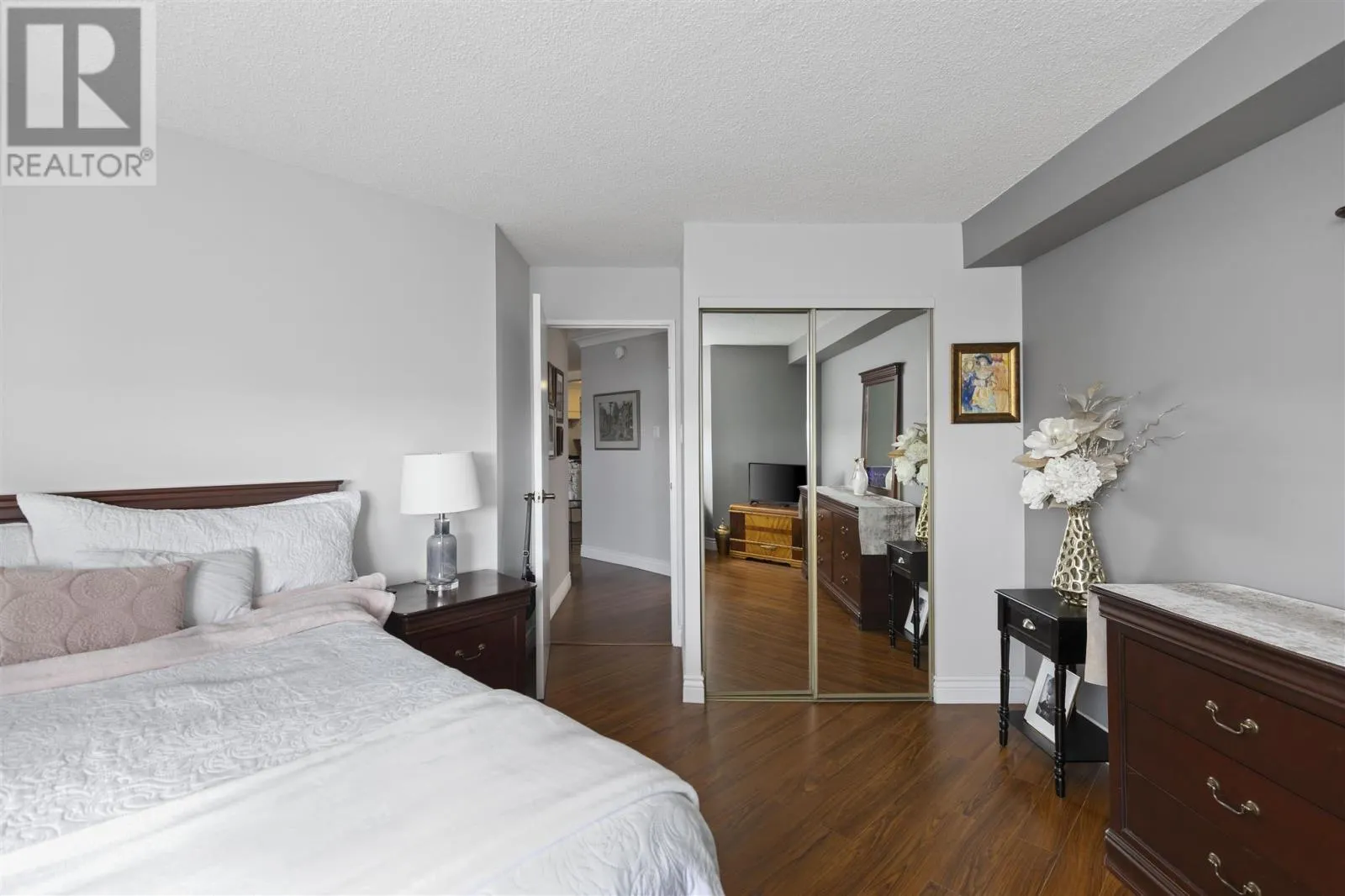 1139 Queen ST E # 902