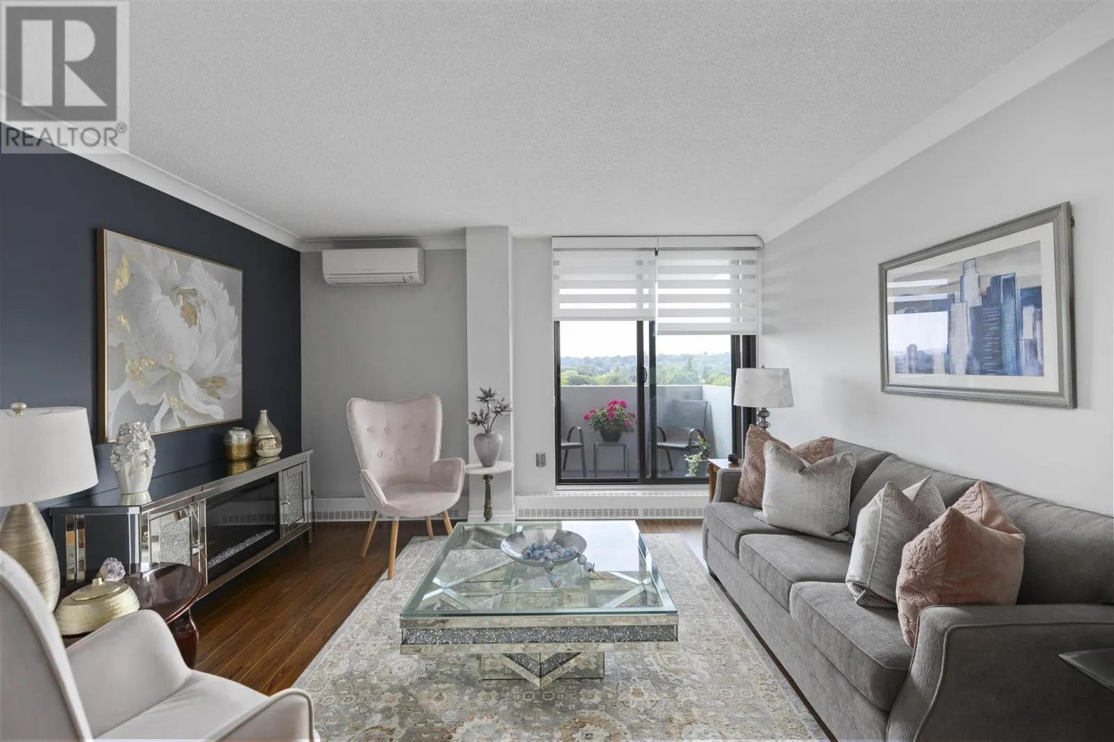 1139 Queen ST E # 902