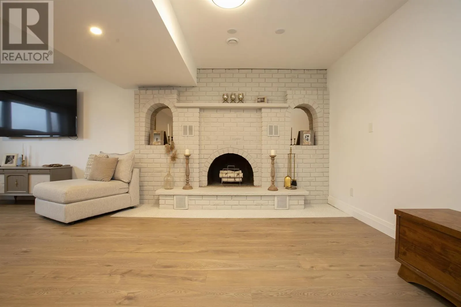61 Bristol PL