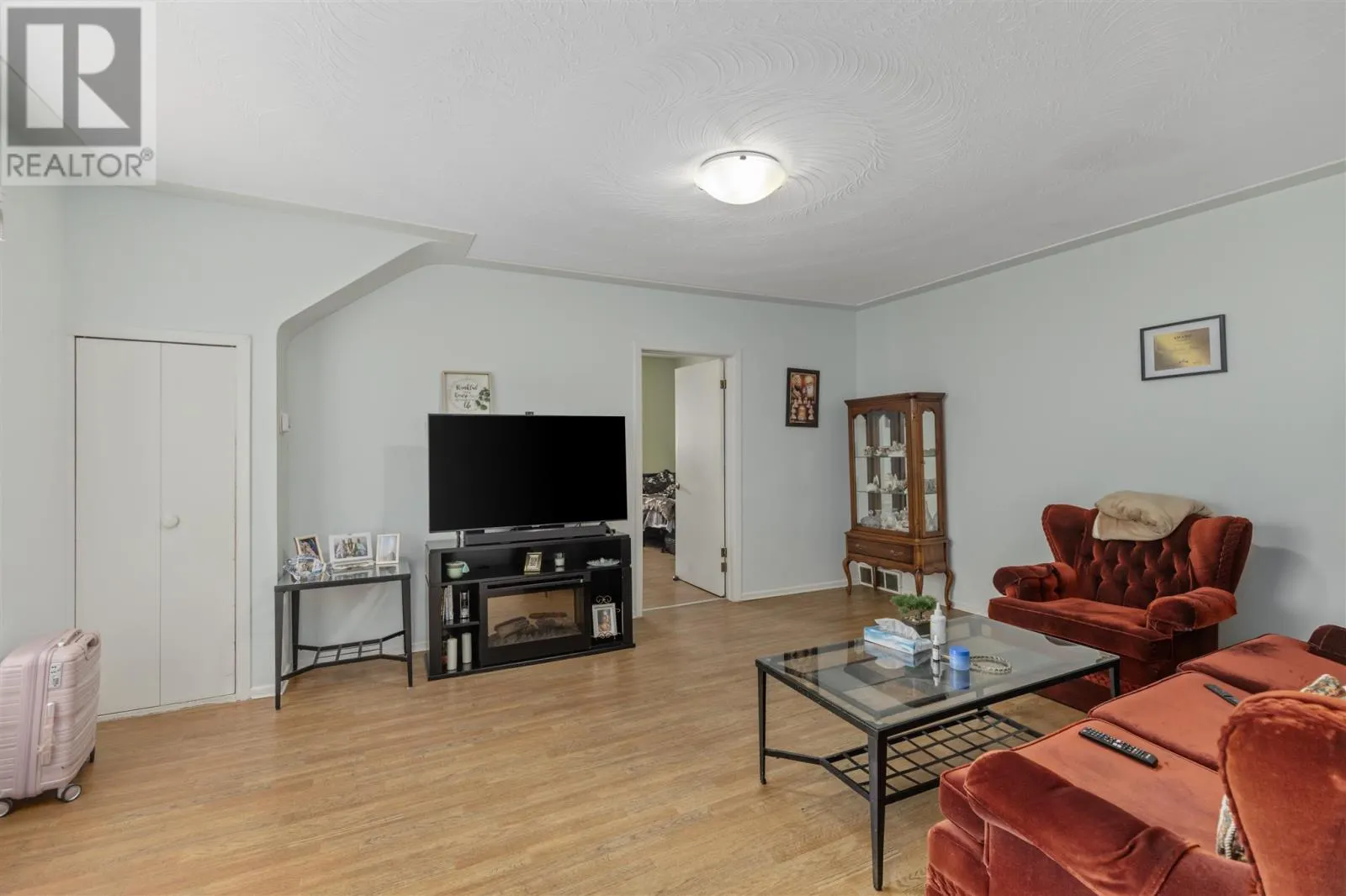 48 Wellington ST W