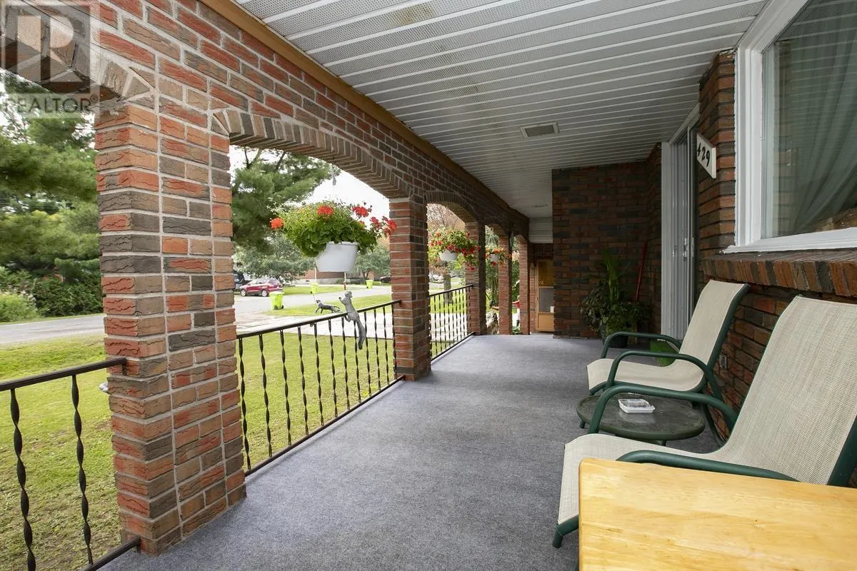 429 Laurier AVE