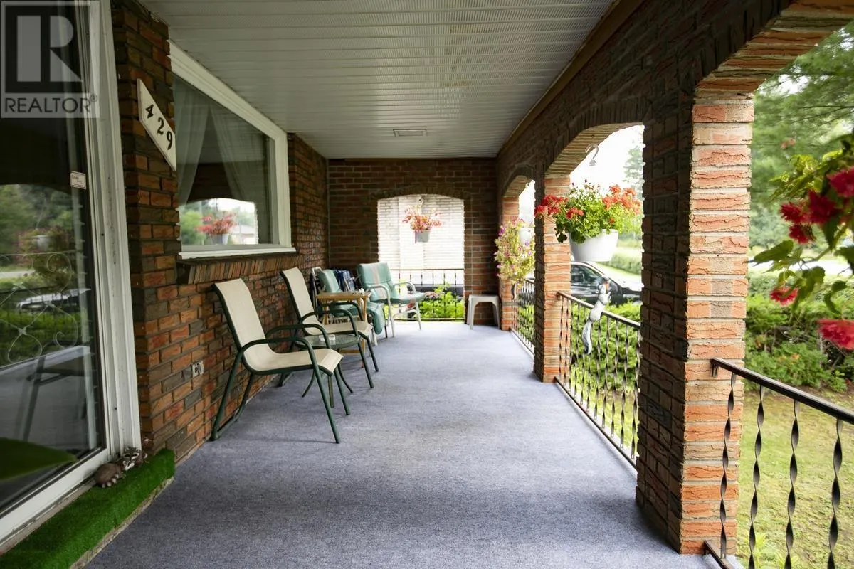 429 Laurier AVE