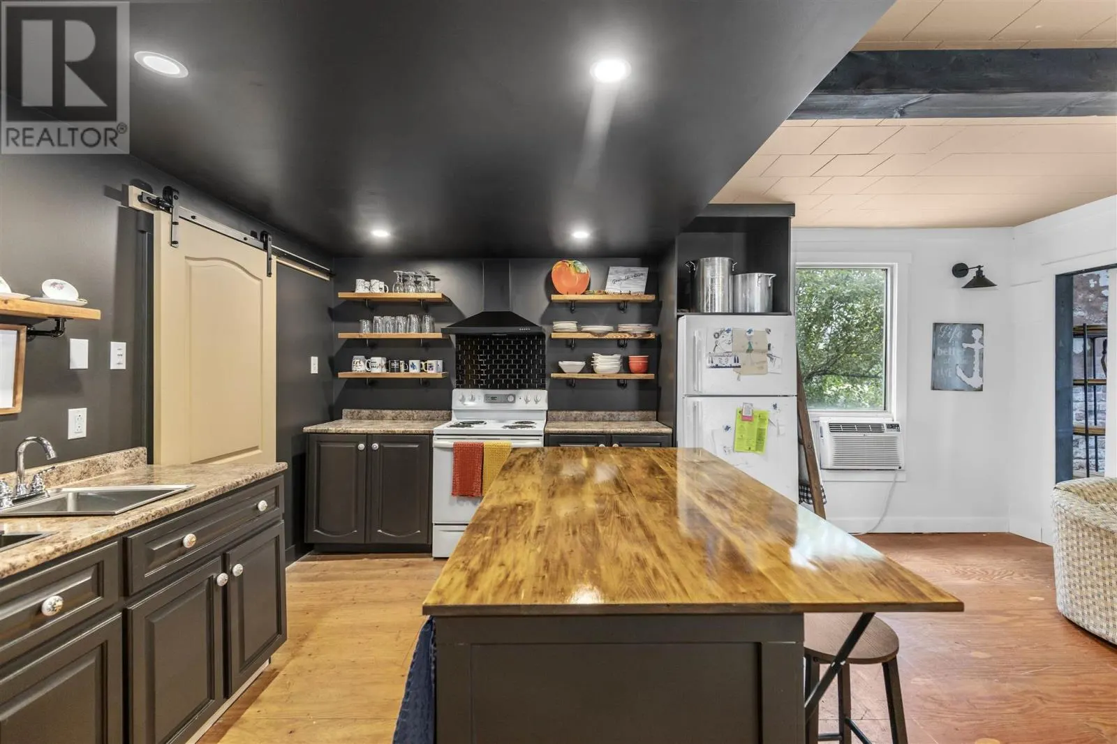 1195 Richard ST