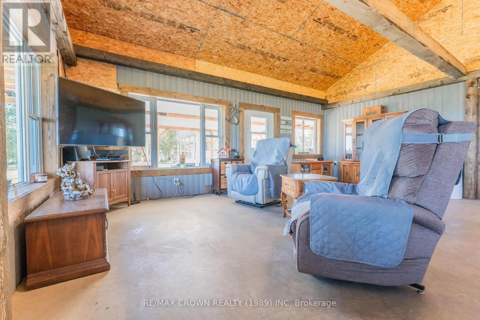 24 SHALLOW LAKE ROAD W