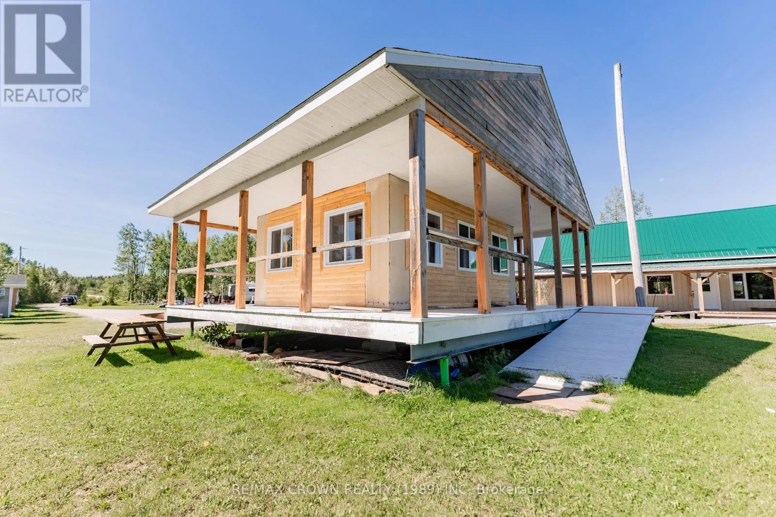 24 SHALLOW LAKE ROAD W