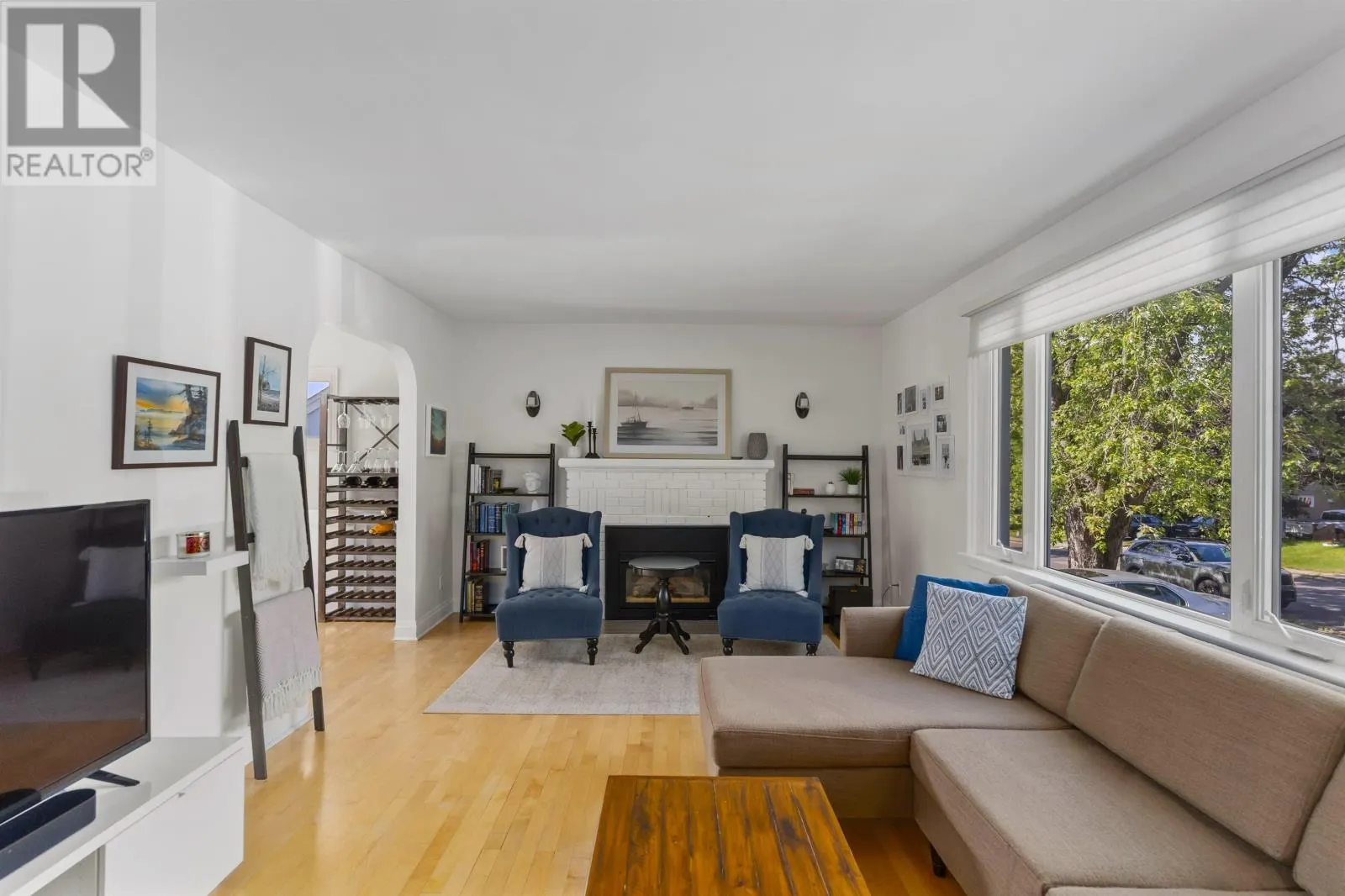17 Hill ST S