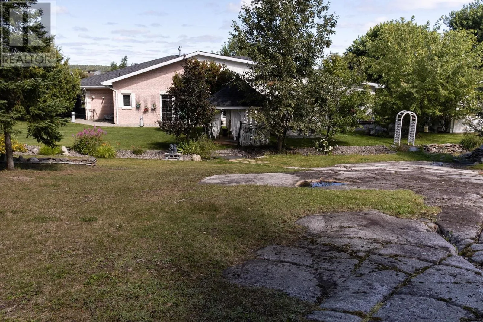 106 Bayview ST