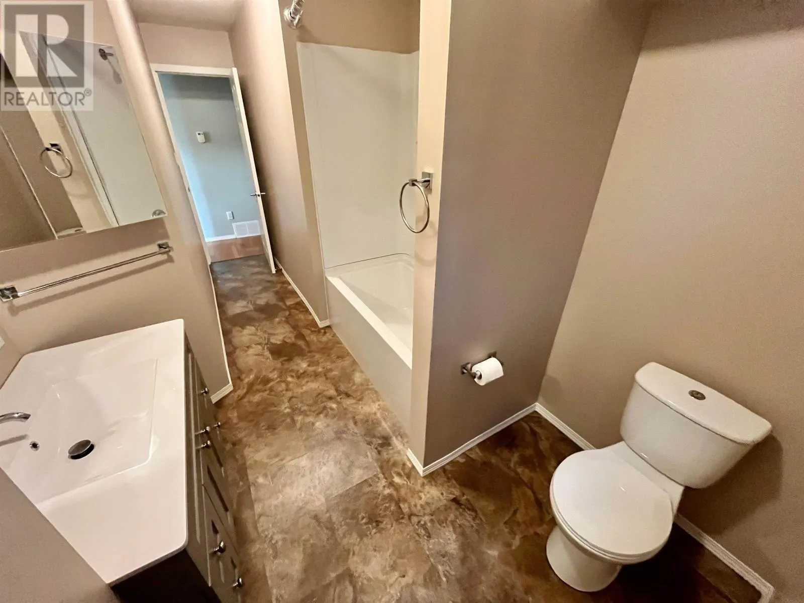 206 McMillan CRES