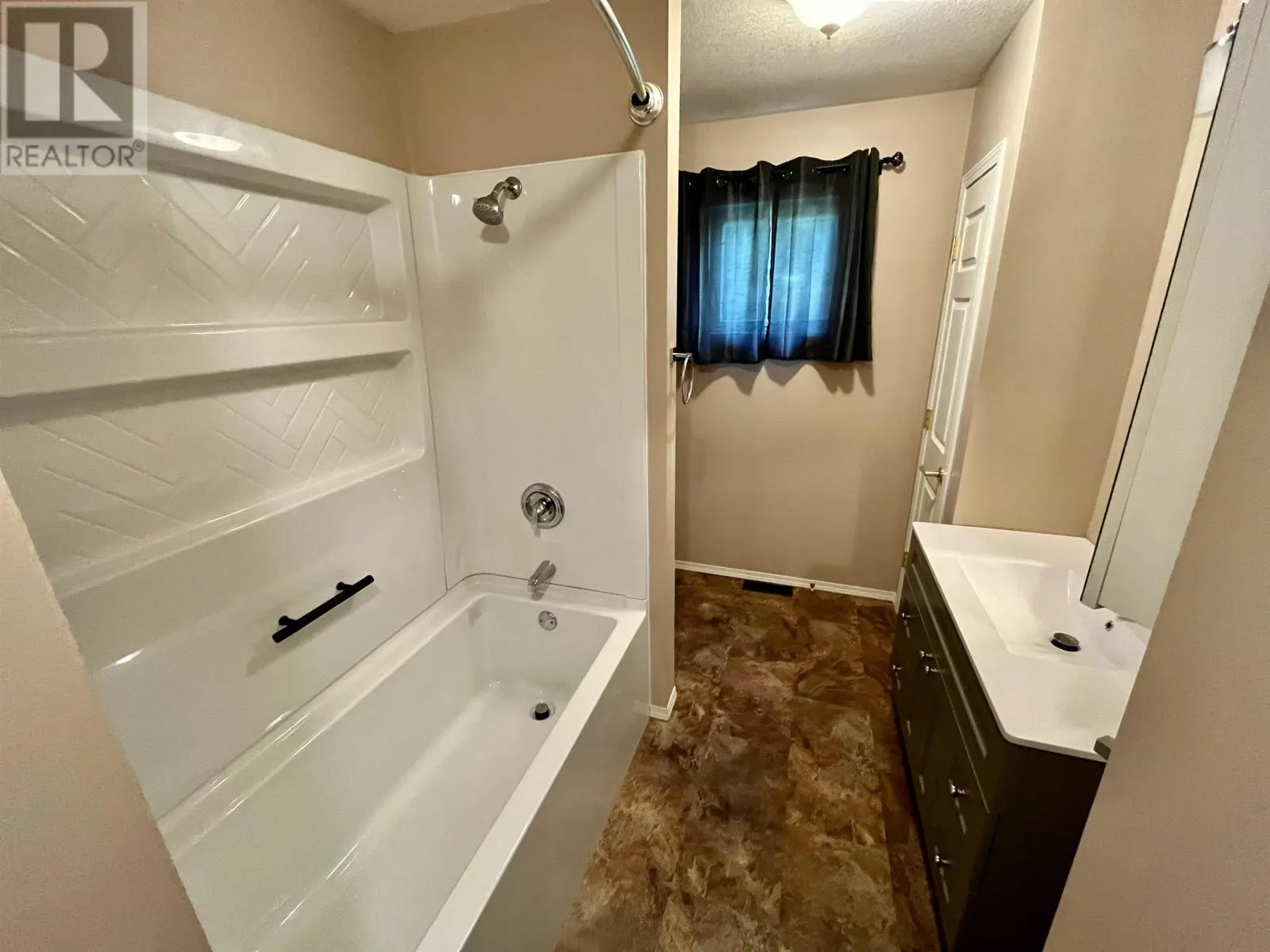 206 McMillan CRES