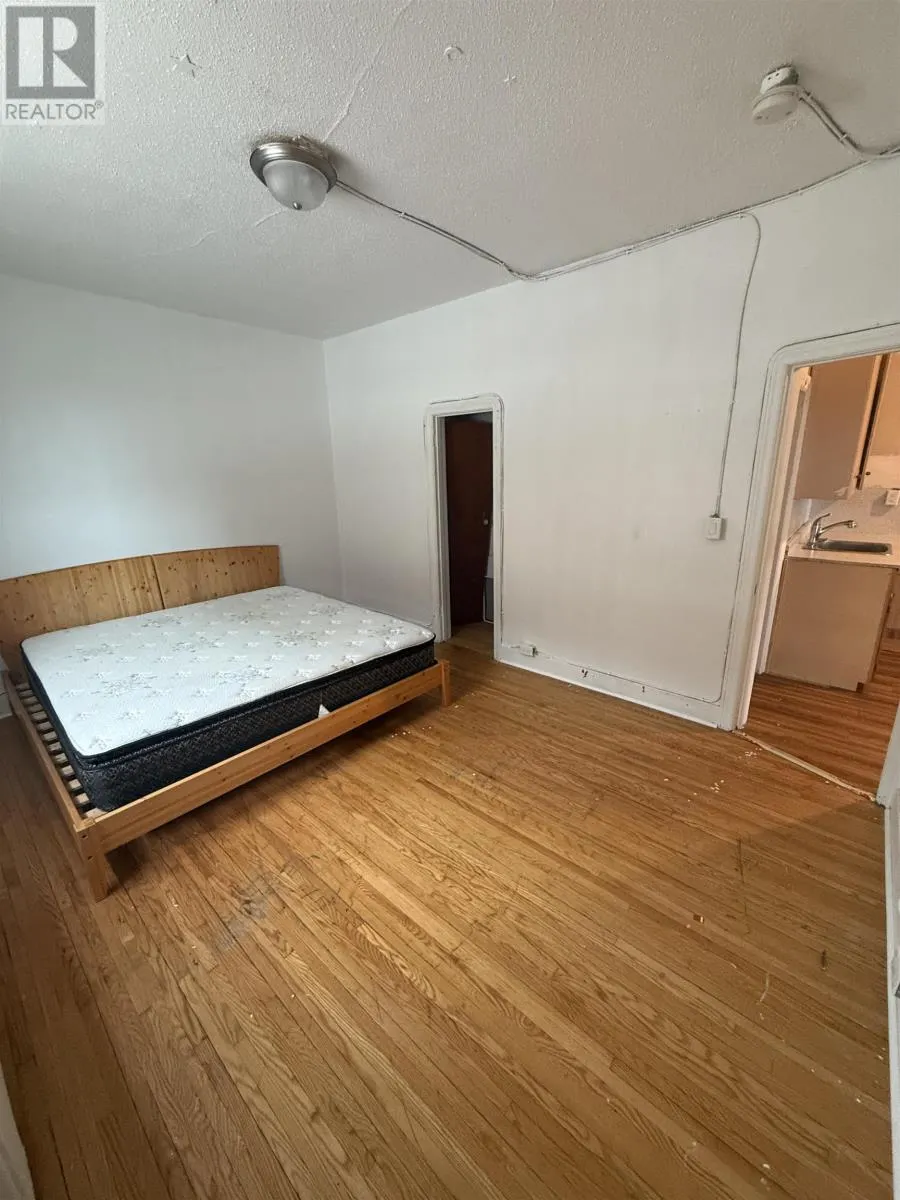404 Victoria AVE E