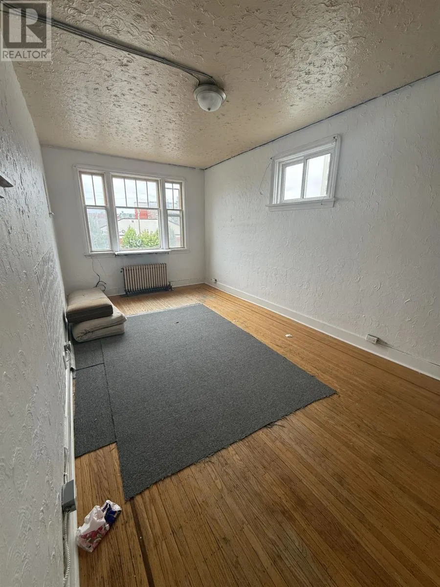 404 Victoria AVE E
