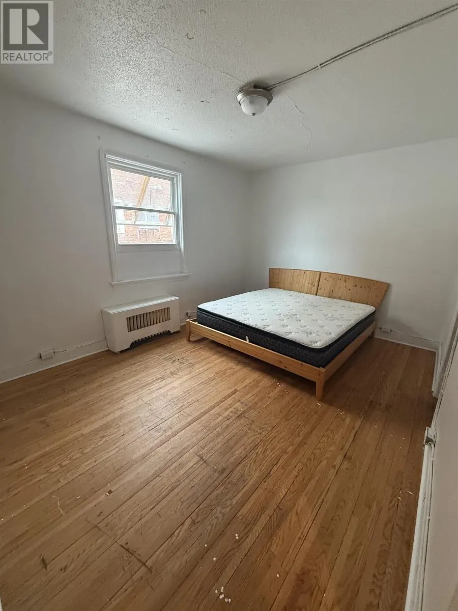 404 Victoria AVE E