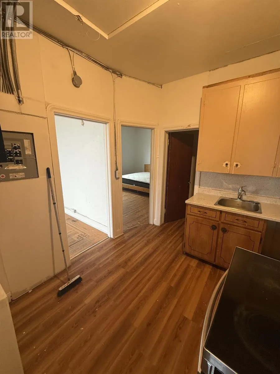 404 Victoria AVE E