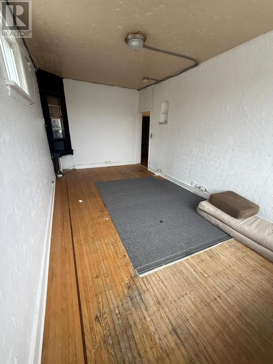 404 Victoria AVE E