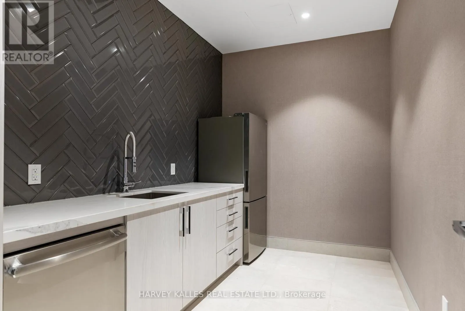 305 - 293 THE KINGSWAY