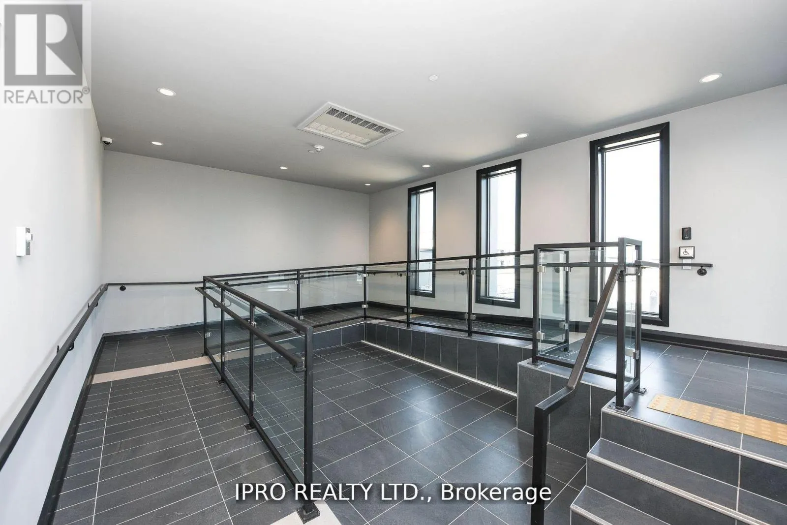 004 - 95 DUNDAS ST W STREET