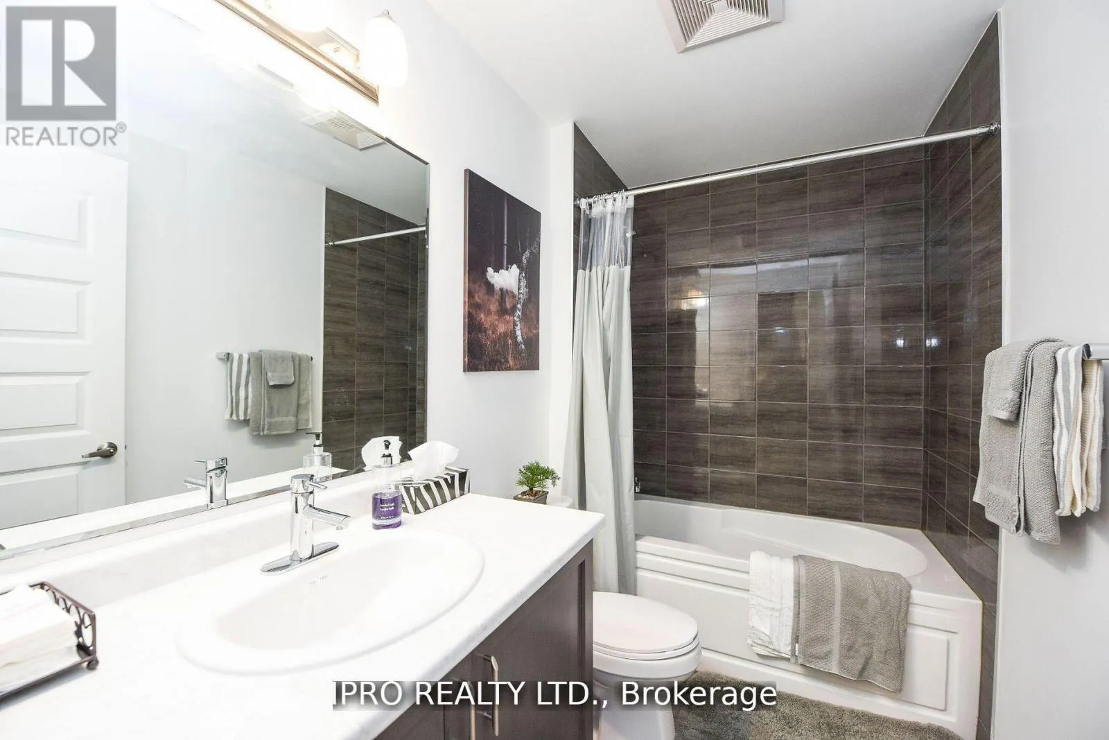 004 - 95 DUNDAS ST W STREET