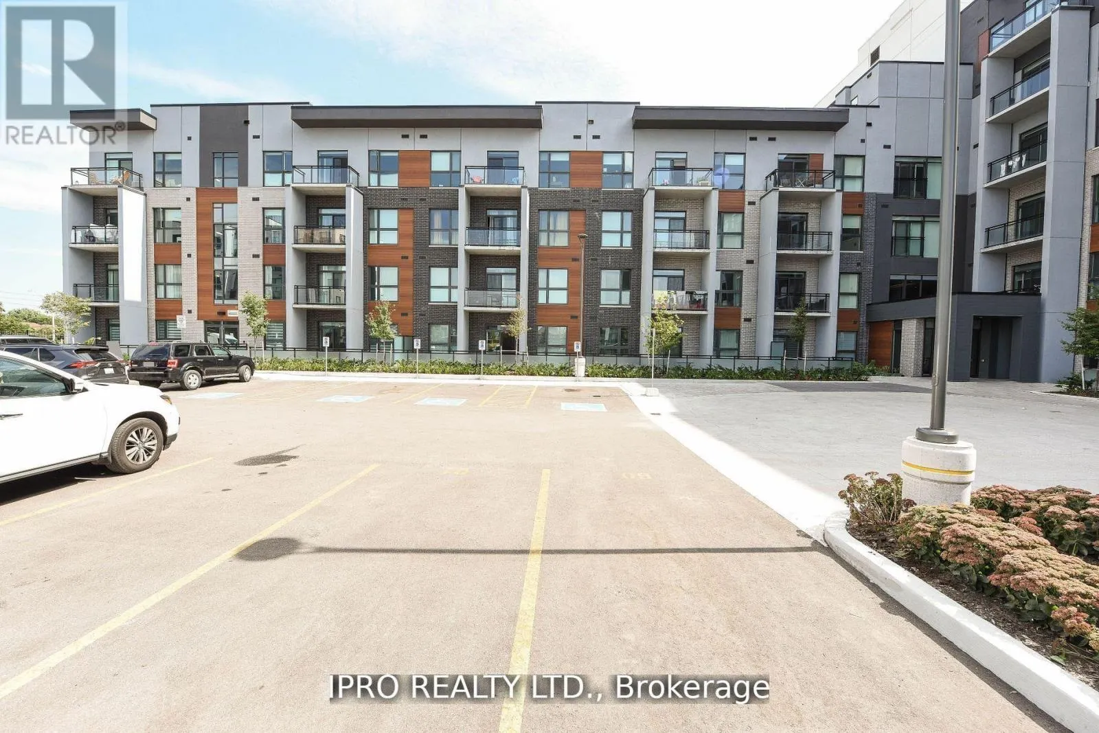 004 - 95 DUNDAS ST W STREET