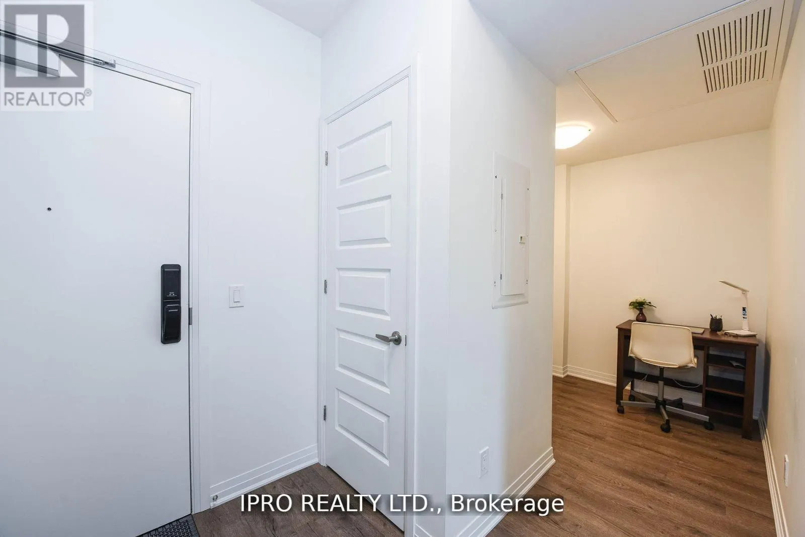004 - 95 DUNDAS ST W STREET